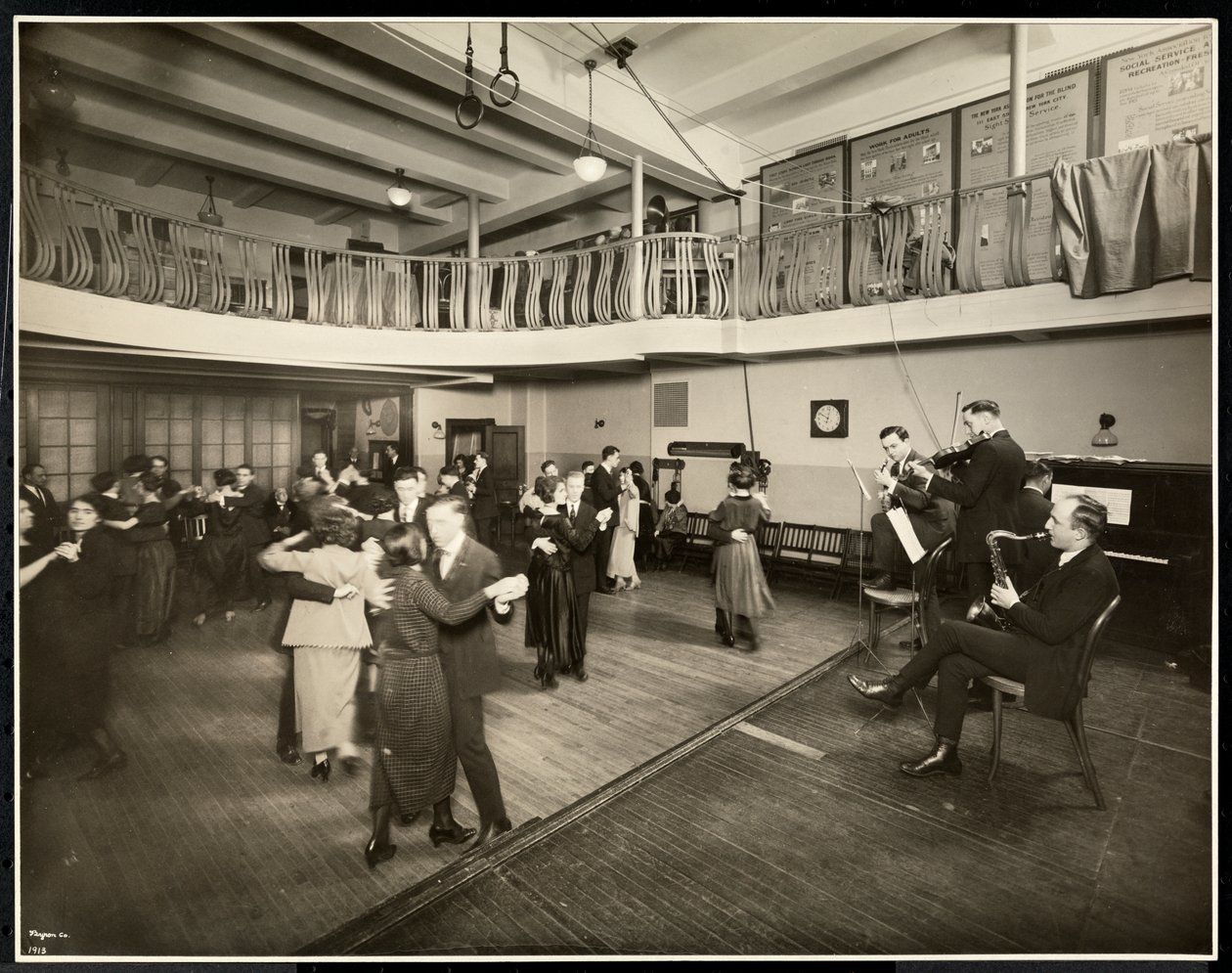 Kuukausitanssi New York Association for the Blindissa, 111 East 59th Street, New York, 1926 (hopeagelatiiniprintti) tekijältä Byron Company