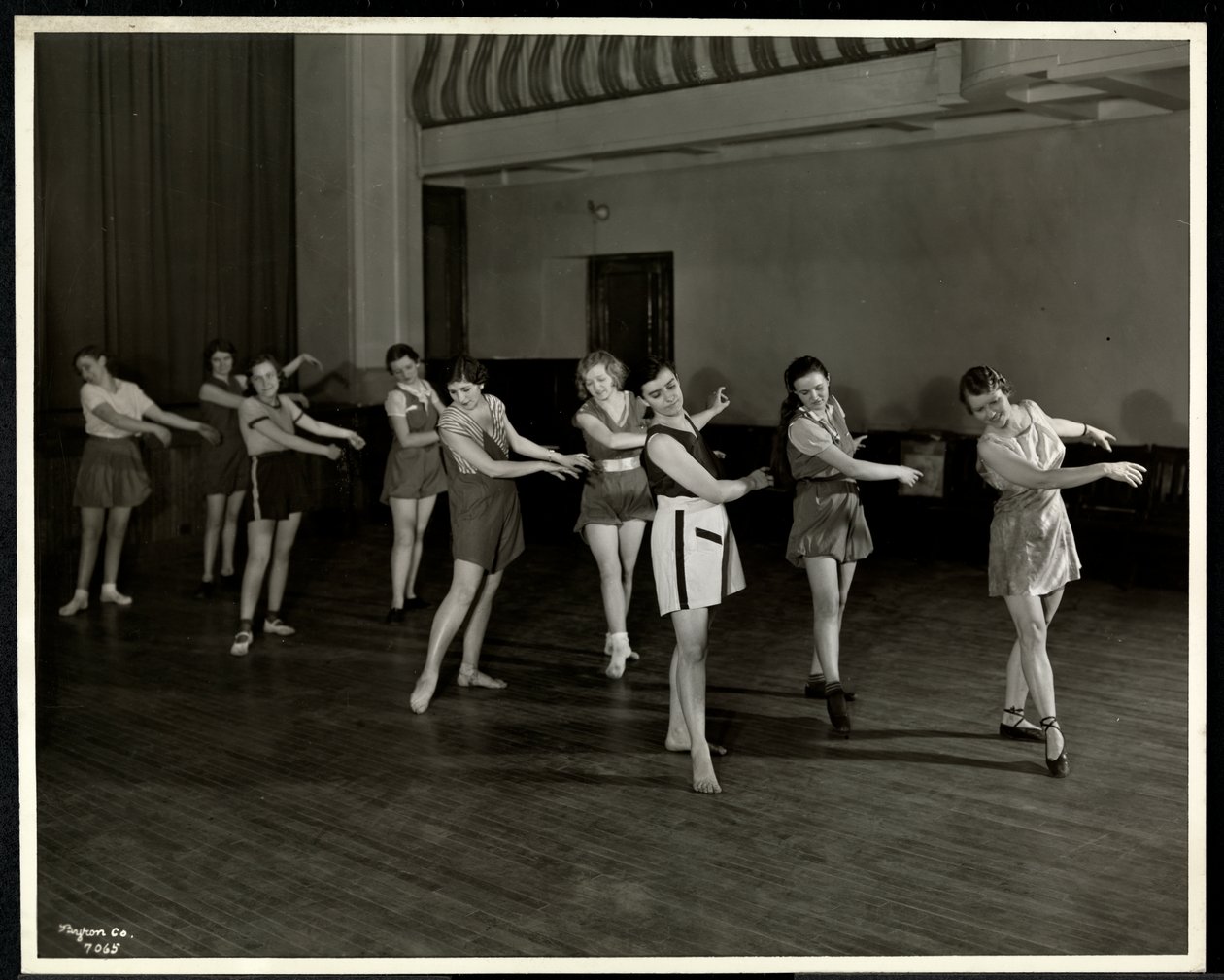Rouva Dean ja kahdeksan tanssityttöä New Yorkin sokeain yhdistyksen voimistelusalissa, 111 East 59th Street, New York, 1935 (hopeagelatiinivedos). tekijältä Byron Company