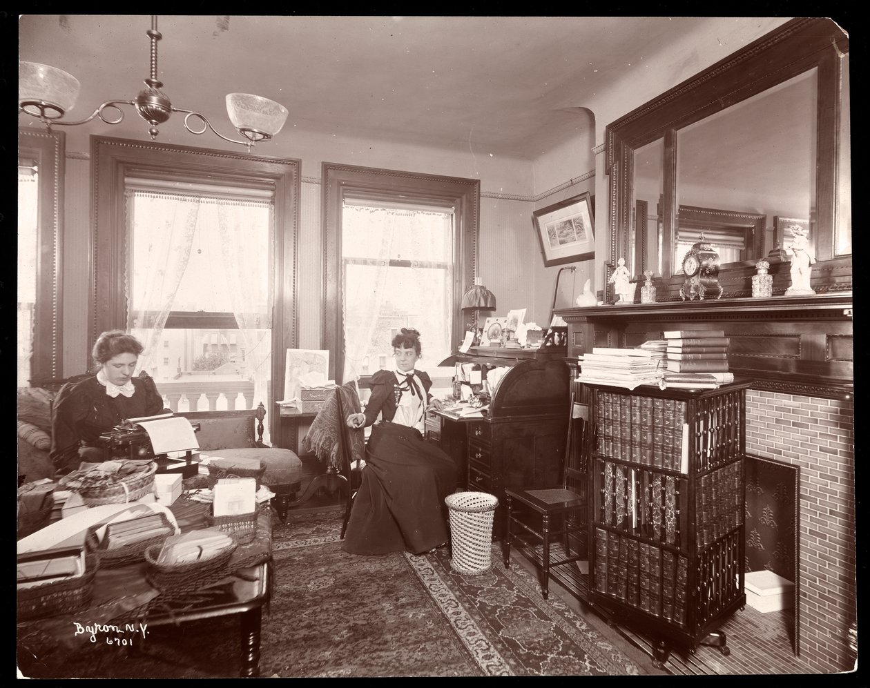 Rouva Florence Clinton Sutro ja konekirjoittaja kotonaan osoitteessa 320 West 102nd Street, New York, 1899 (hopeagelatiinivedos). tekijältä Byron Company