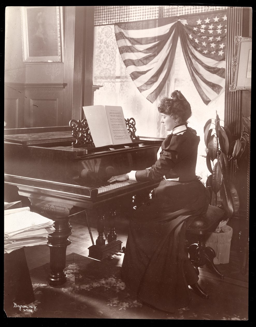 Rouva Florence Clinton Sutro soittaa pianoa kotonaan osoitteessa 320 West 102nd Street, New York, 1899 (hopeagelatiiniprintti) tekijältä Byron Company