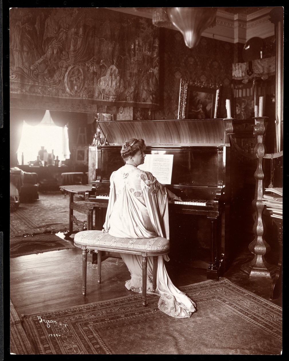 Rouva I. M. Clark pianon ääressä, 1904 (hopeagelatiinivedos) tekijältä Byron Company