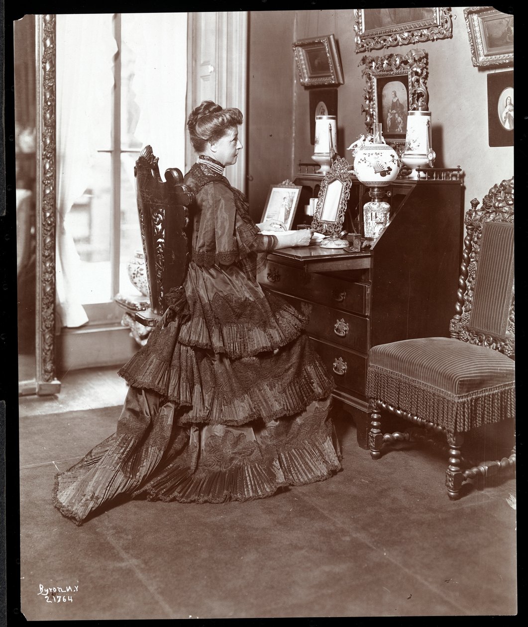 Rouva K. Duer pöytänsä ääressä, New York, 1906 (hopeagelatiiniprintti) tekijältä Byron Company