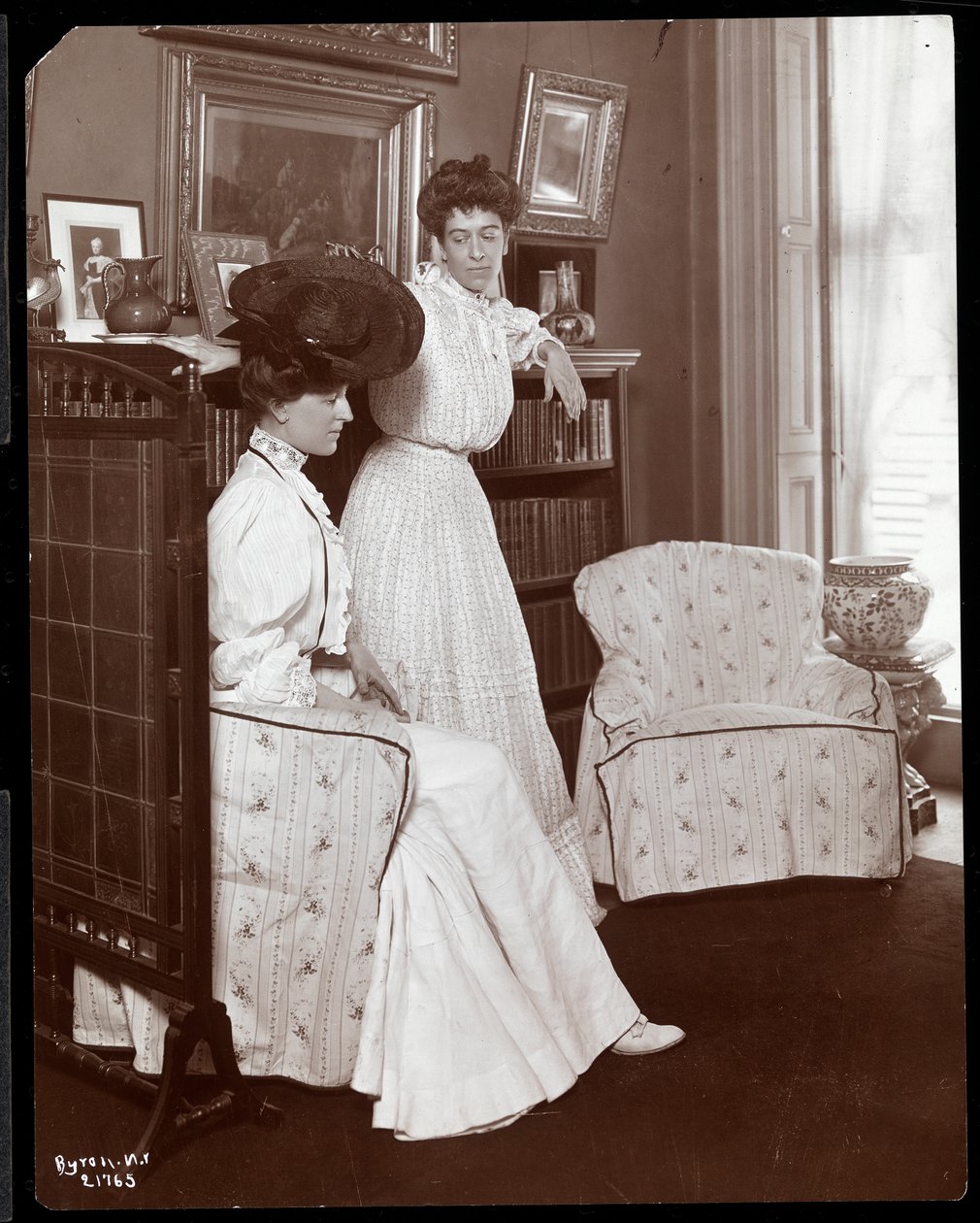 Rouva K. Duer, istuu tyttärensä kanssa, New York, 1906 (hopeagelatiiniprintti) tekijältä Byron Company
