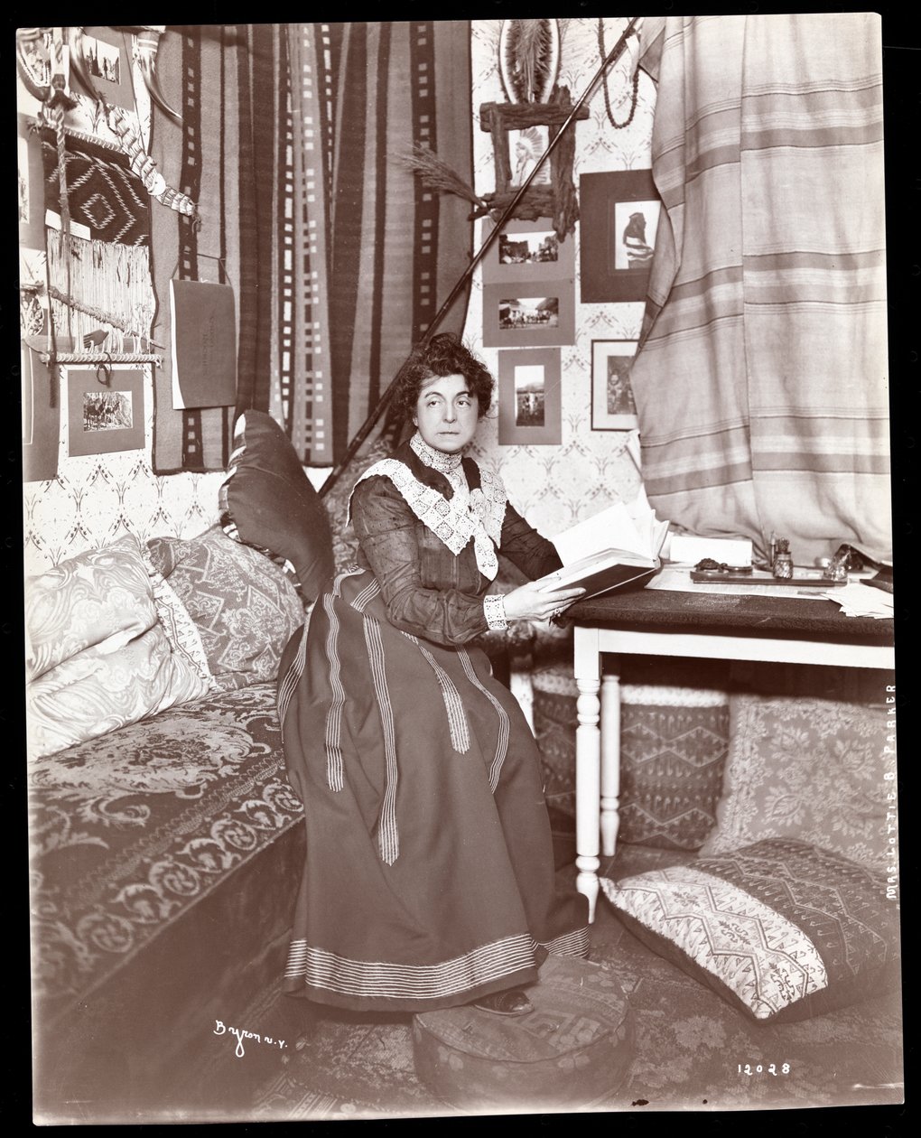 Rouva Lottie B. Parker, 1901 (hopeagelatiiniprintti) tekijältä Byron Company