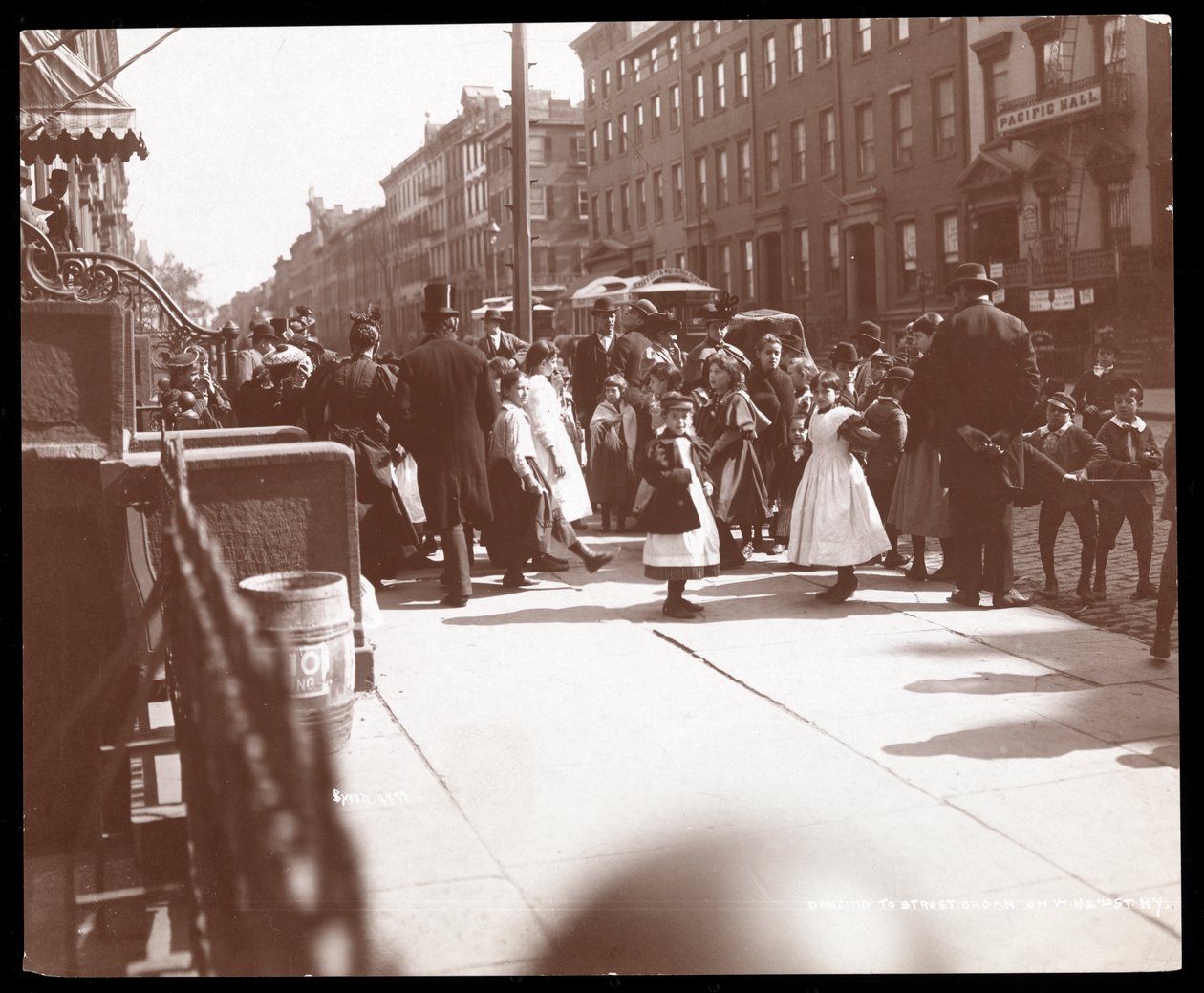 New Yorkin katukuva, 1898 (hopeagelatiiniprintti) tekijältä Byron Company