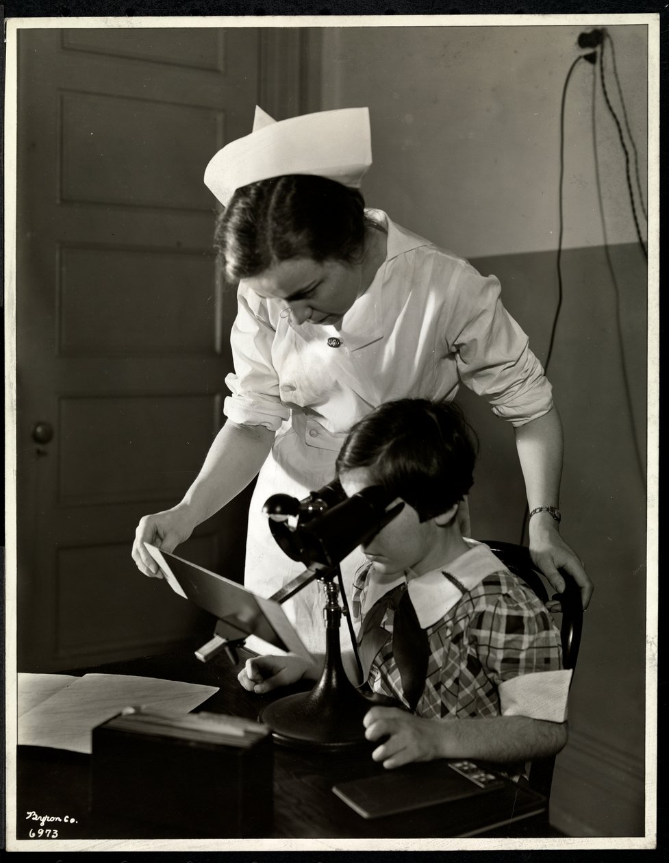 Sairaanhoitaja ja näkövammainen tyttö New York Association for the Blindin klinikalla, 114 East 60th Street, New York, 1934 (hopeagelatiiniprintti) tekijältä Byron Company