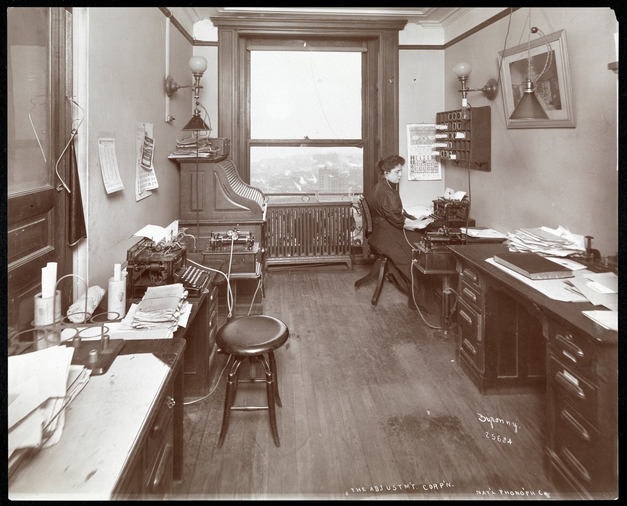 National Phonograph Co.:n toimisto ja nainen kirjoituskoneella, New York, 1898 (hopeagelatiiniprintti) tekijältä Byron Company