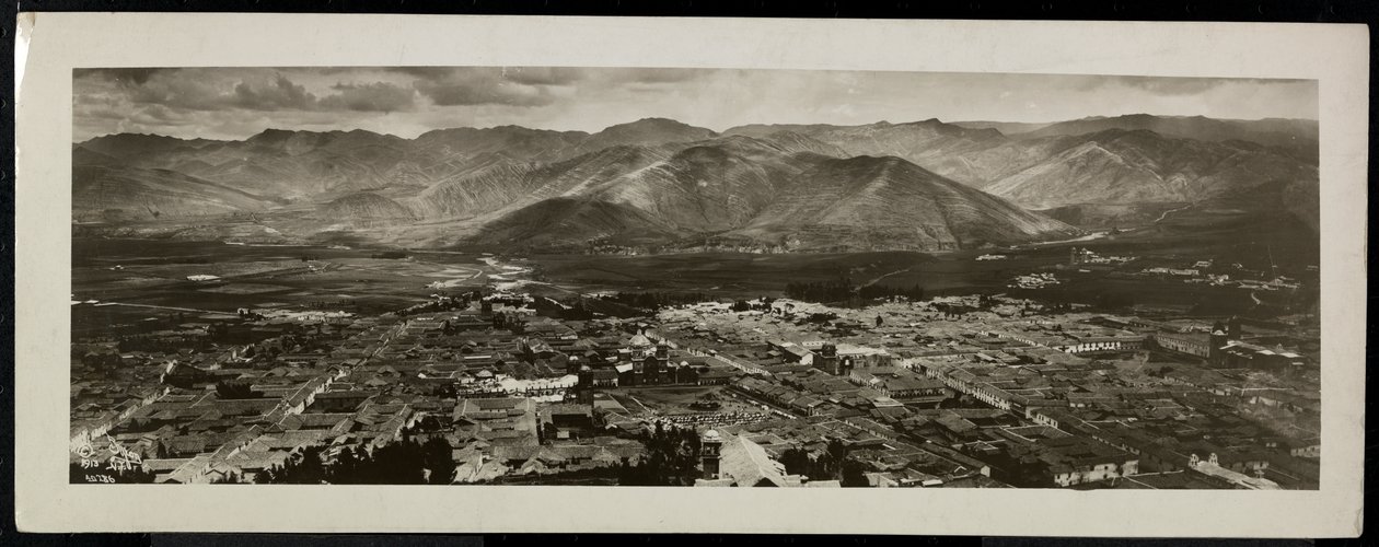 Panoraamanäkymä ylhäältä kaupunkiin, oletettavasti Panaman kanavalla tai sen läheisyydessä vuorten takana, 1913 (hopeagelatiiniprintti) tekijältä Byron Company