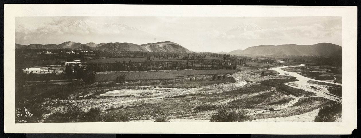 Panoraamanäkymä maaseutumaisemaan, oletettavasti Panaman kanavalla tai sen läheisyydessä lumihuippuisten vuorten takana, 1913 (hopeagelatiiniprintti) tekijältä Byron Company