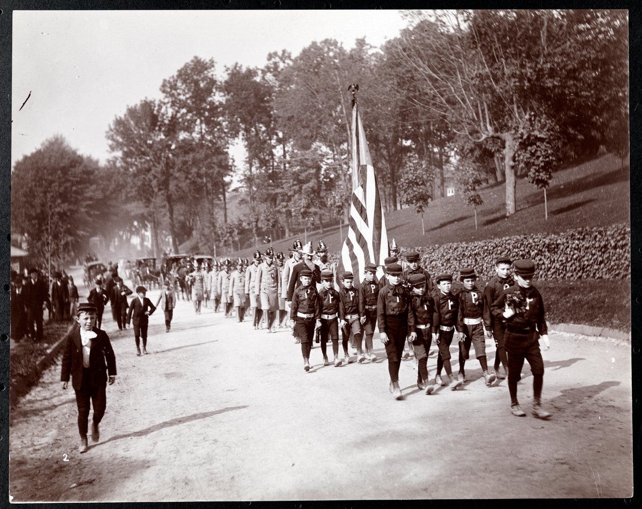 Lasten ja palomiesten paraati Dobbs Ferryssä, New York, 1898 (hopeagelatiinipaino). tekijältä Byron Company