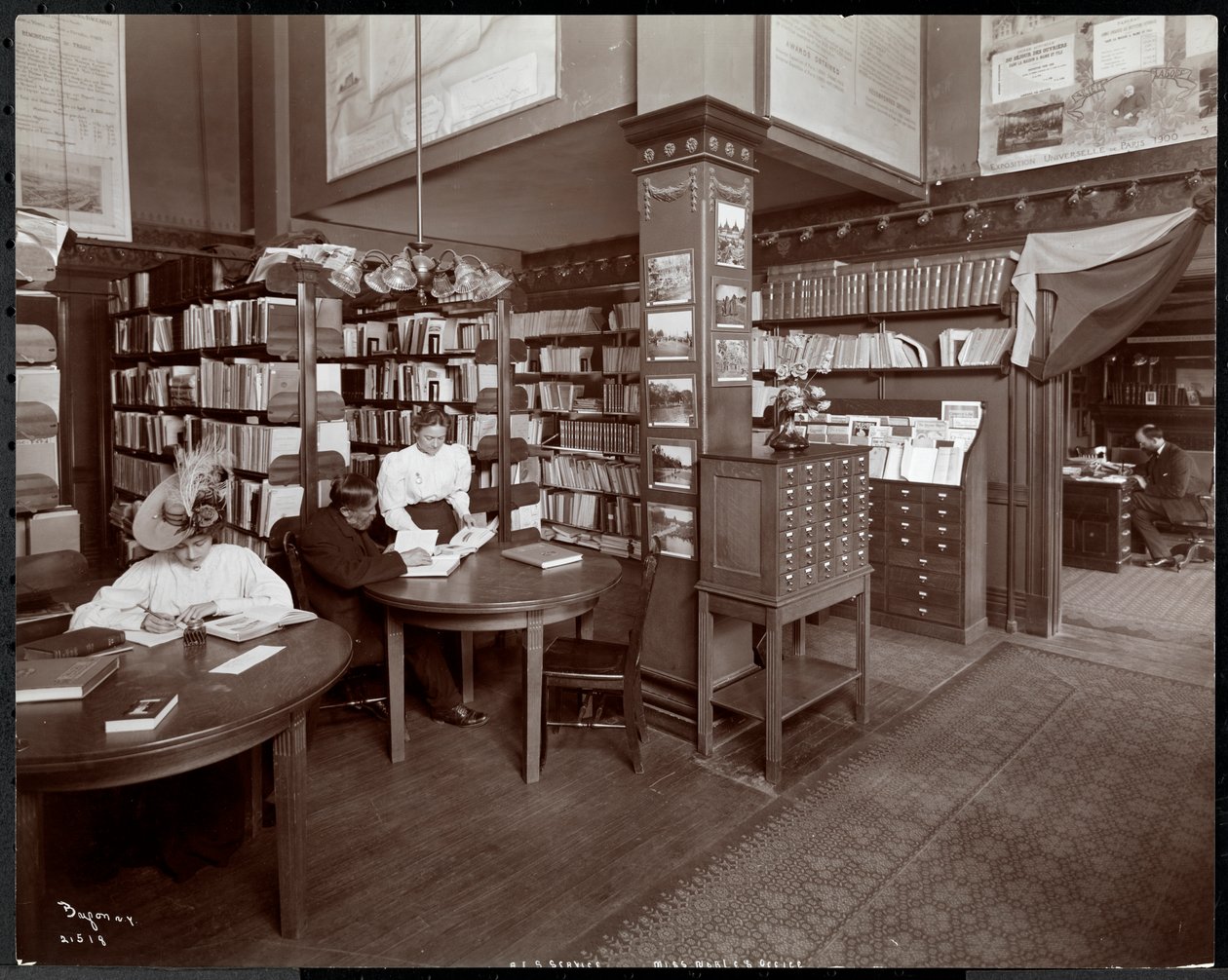 Ihmisiä kirjastossa (mahdollisesti Miss Noblen toimistossa) American Institute of Social Servicessä, New Yorkissa, 1906 (hopeagelatiiniprintti) tekijältä Byron Company