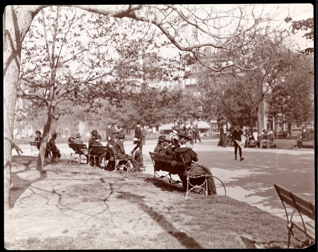 Ihmisiä puiston penkeillä Union Squarella, New Yorkissa, 1898 (hopeagelatiiniprintti) tekijältä Byron Company