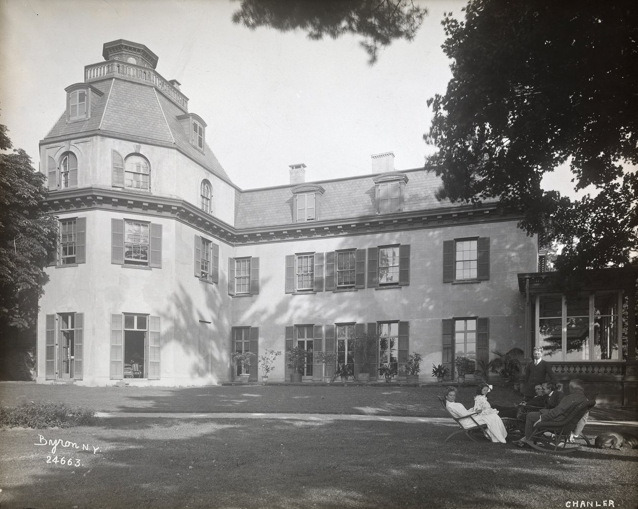 Ihmiset istuvat tuoleilla nurmikolla Astor Chanler -asunnon edessä Barrytownissa, New Yorkissa, 1907 (hopeagelatiiniprintti) tekijältä Byron Company