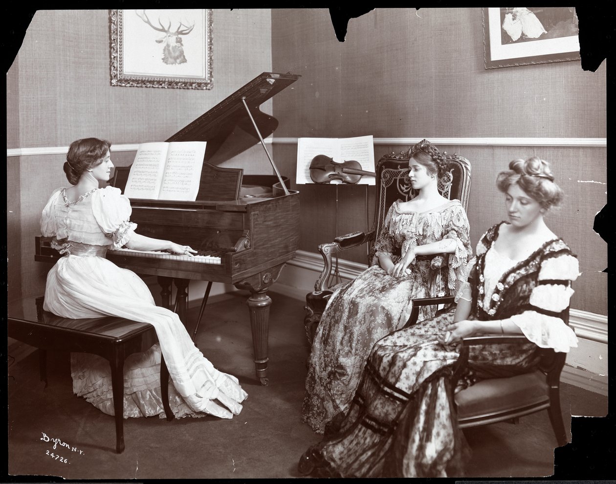 Pianokonsertti, New York, 1907 (hopeagelatiiniprintti) tekijältä Byron Company