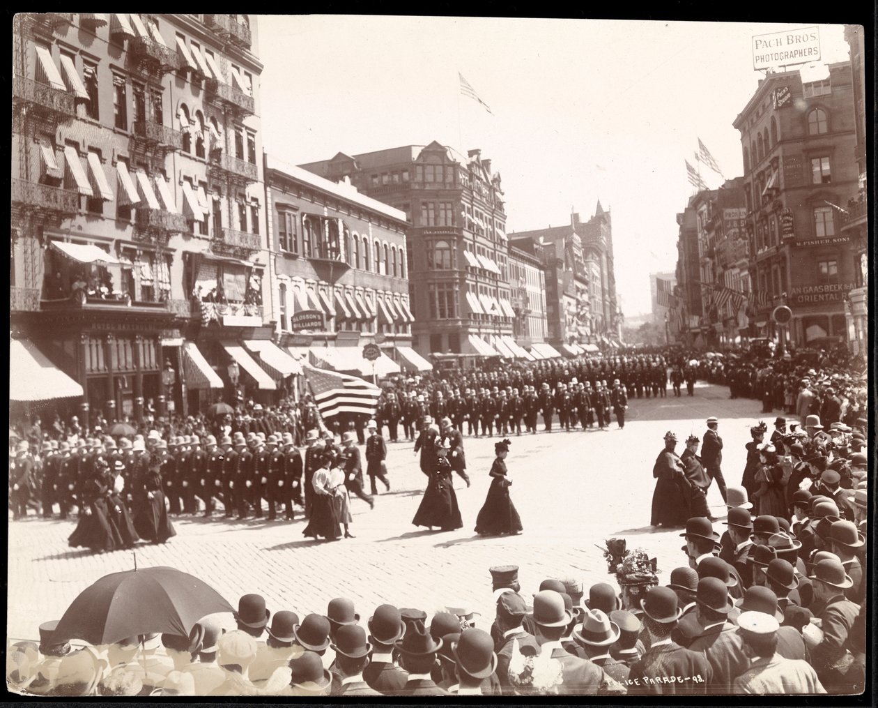 Poliisi marssii New Yorkin poliisiparaatissa, New York, 1898 (hopeagelatiiniprintti) tekijältä Byron Company
