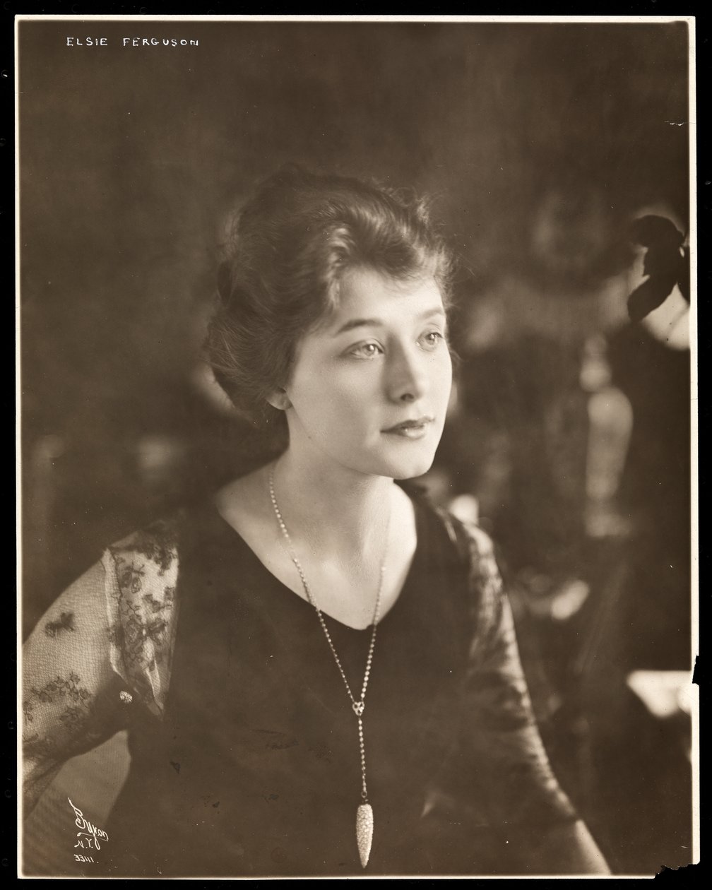 Elsie Fergusonin muotokuva, n. 1914 (hopeagelatiiniprintti) tekijältä Byron Company