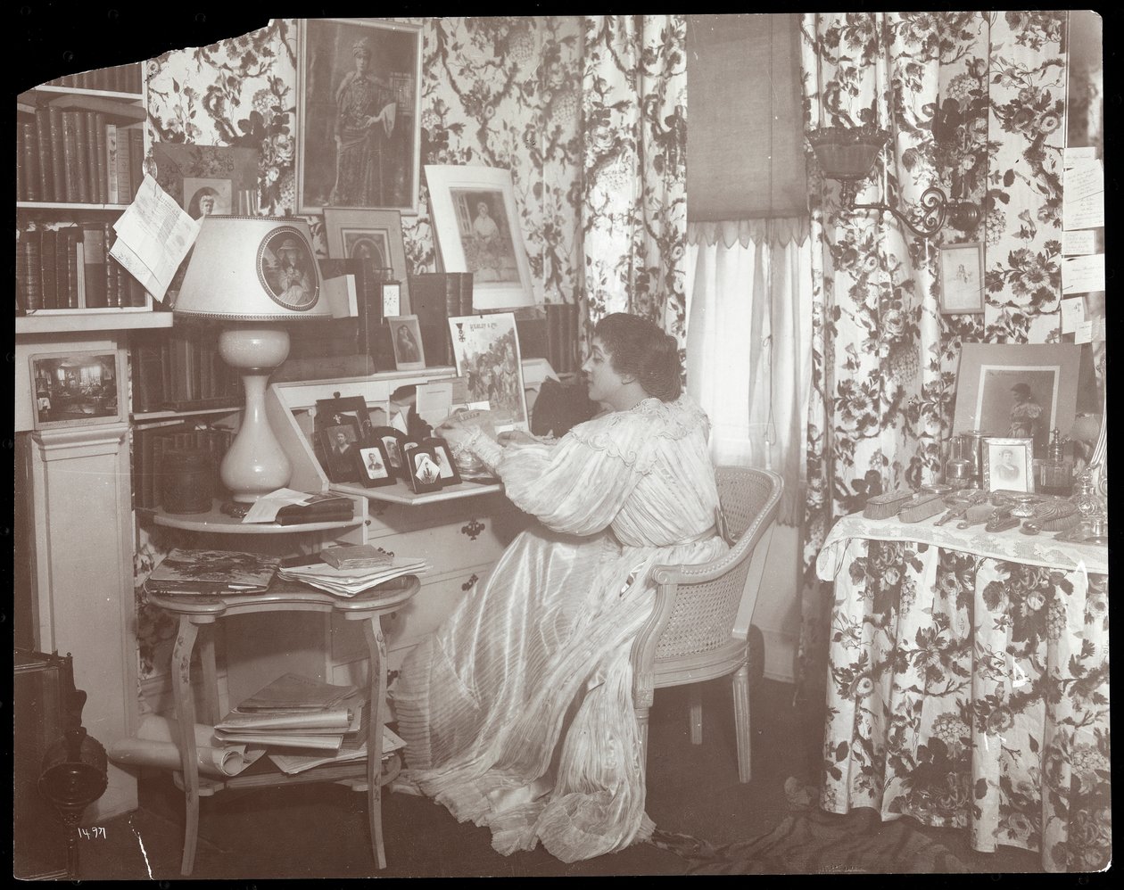 Muotokuva Elsie de Wolfesta hänen asunnossaan, 122 East 17th Street, New York, 1895 tai 1896 (hopeagelatiiniprintti) tekijältä Byron Company