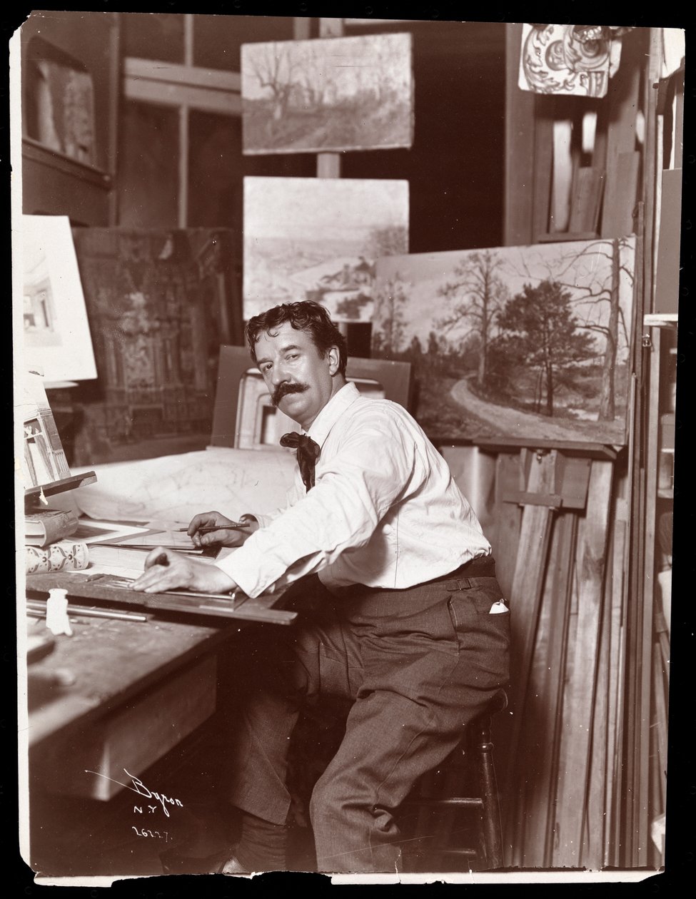 Muotokuva Ernest Grossista, luonnonkaunis suunnittelija istumassa työhuoneessaan piirustuspöytänsä ääressä, 1908-9 (hopeagelatiiniprintti) tekijältä Byron Company
