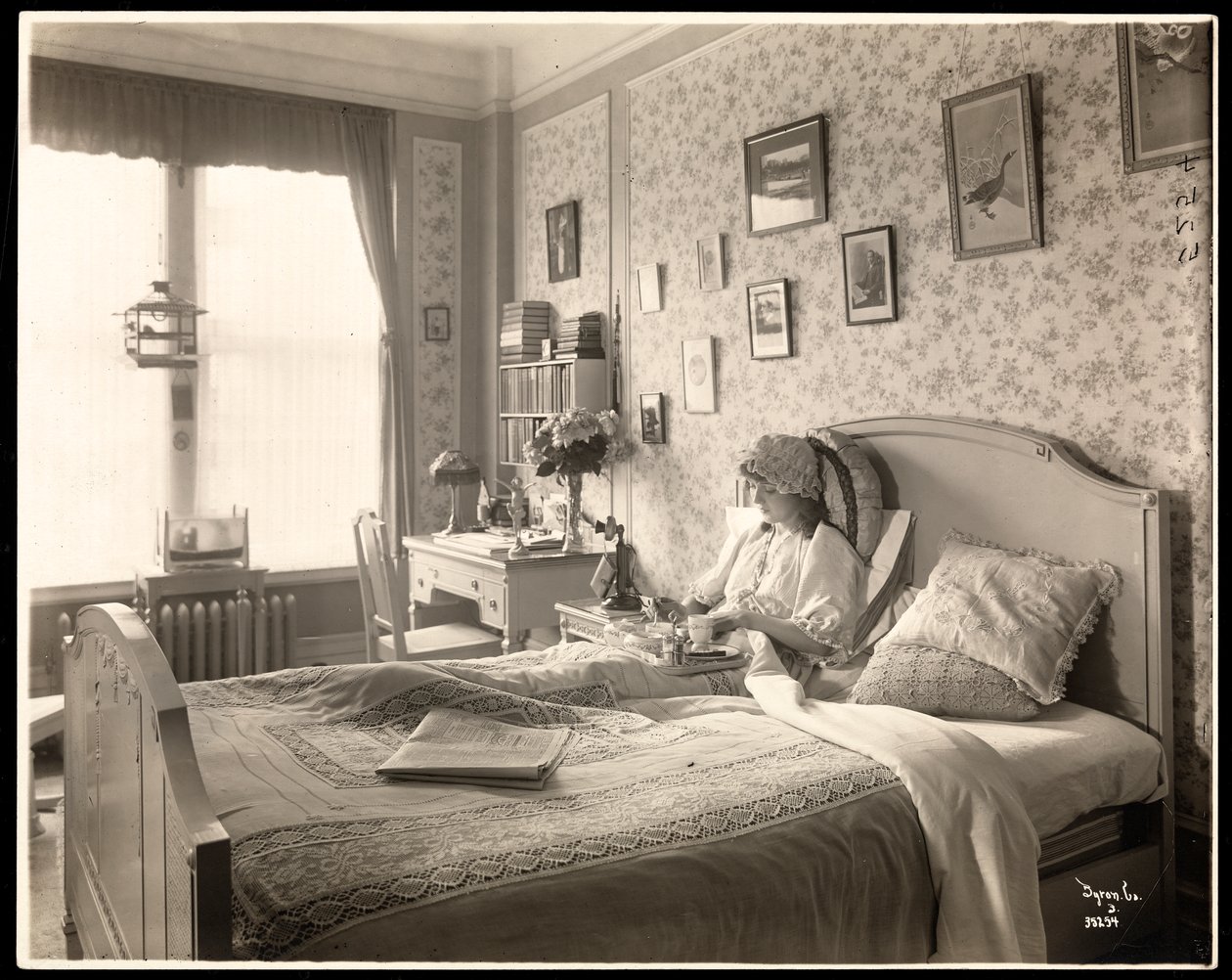 Lola Fisherin muotokuva, n. 1915 (hopeagelatiiniprintti) tekijältä Byron Company