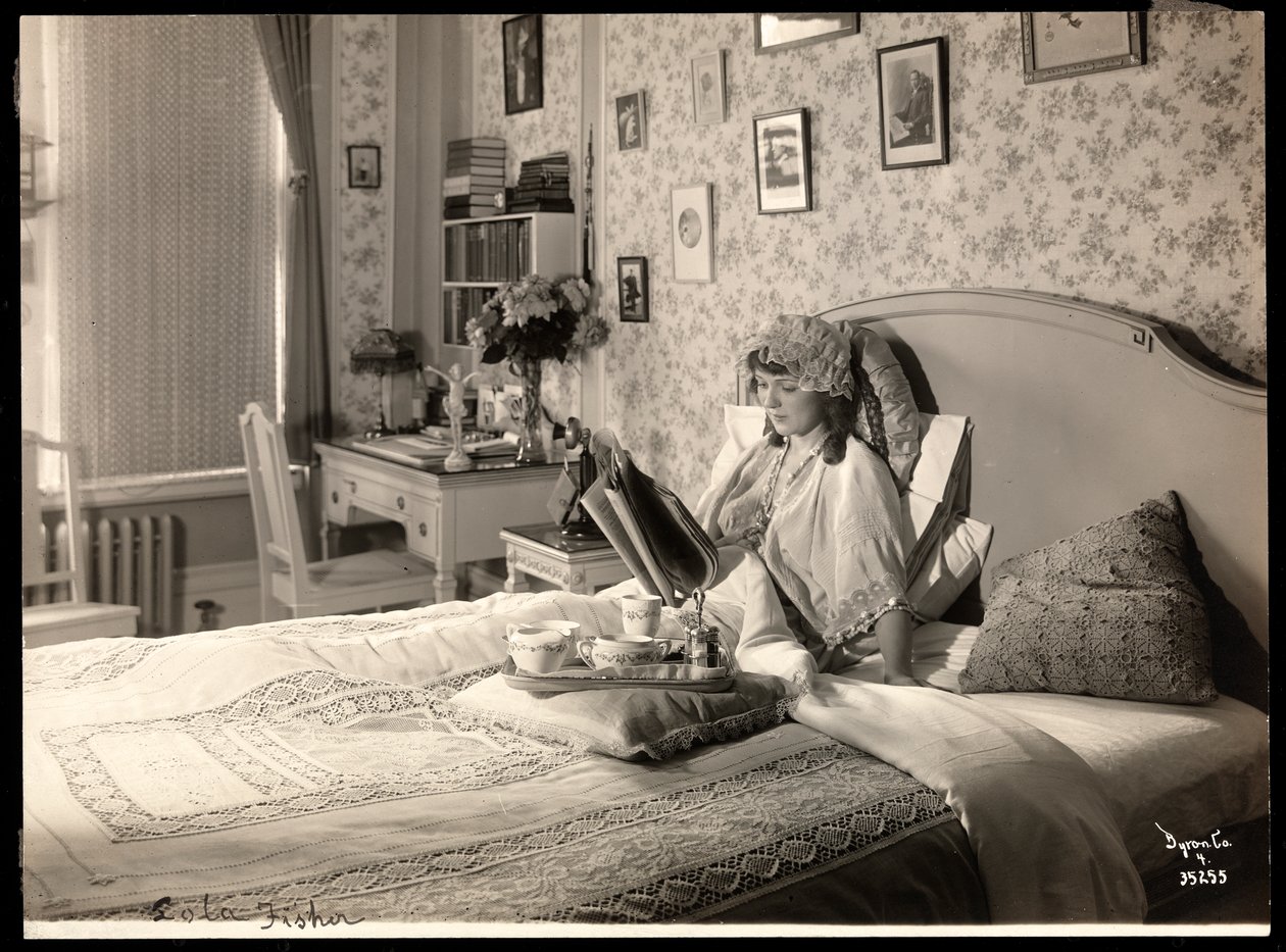 Lola Fisherin muotokuva, n. 1915 (hopeagelatiiniprintti) tekijältä Byron Company
