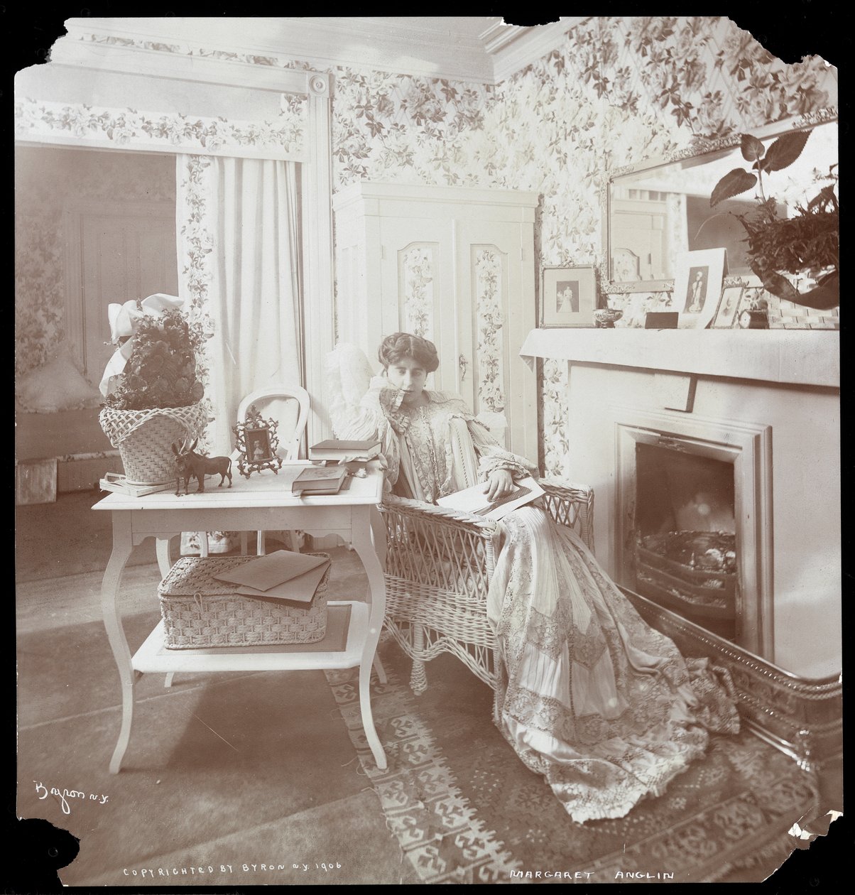 Margaret Anglinin muotokuva lukemassa, 1906 (hopeagelatiiniprintti) tekijältä Byron Company