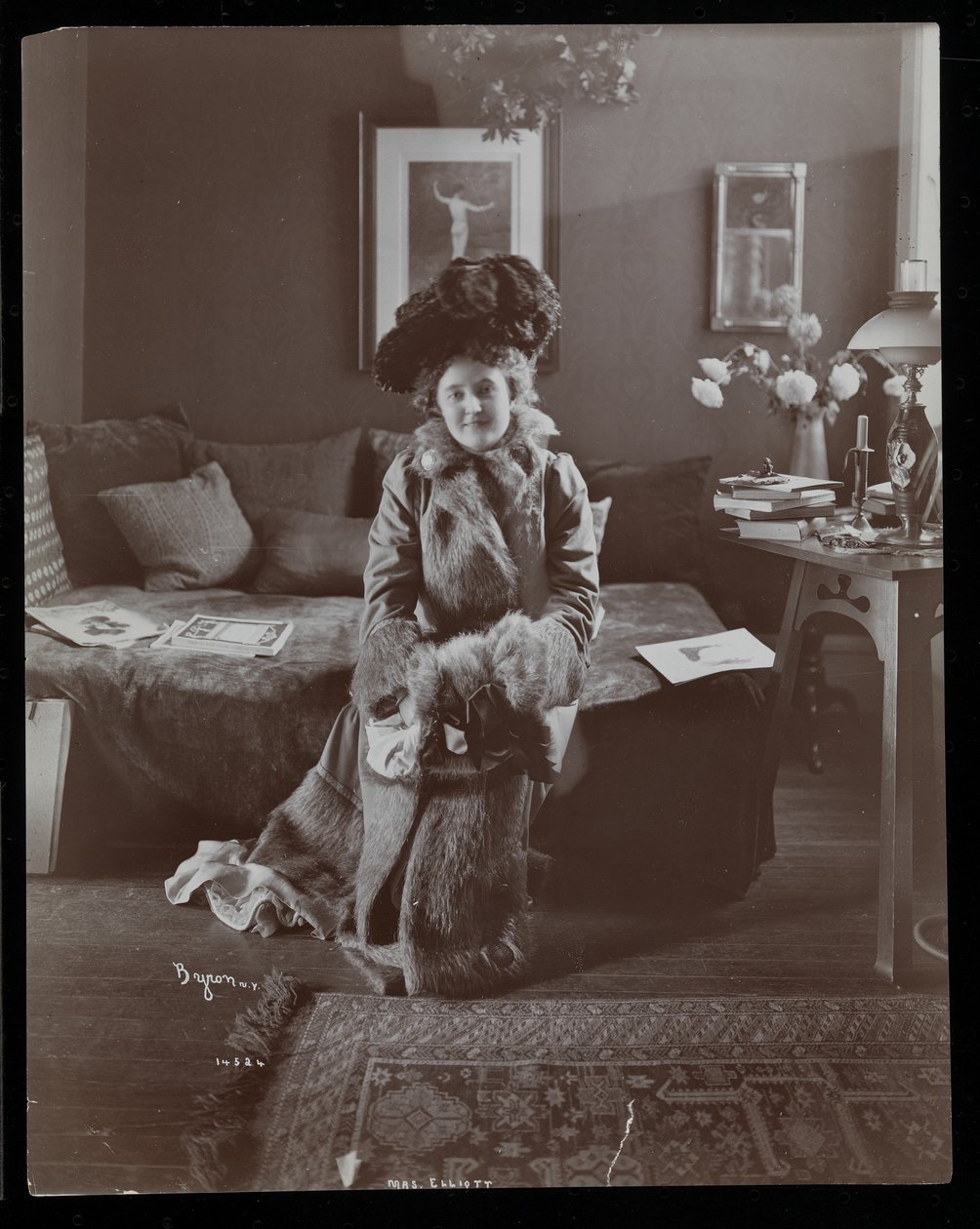 Rouva Elliottin tai hänen naissukulaisensa muotokuva, 1902 (hopeagelatiiniprintti) tekijältä Byron Company