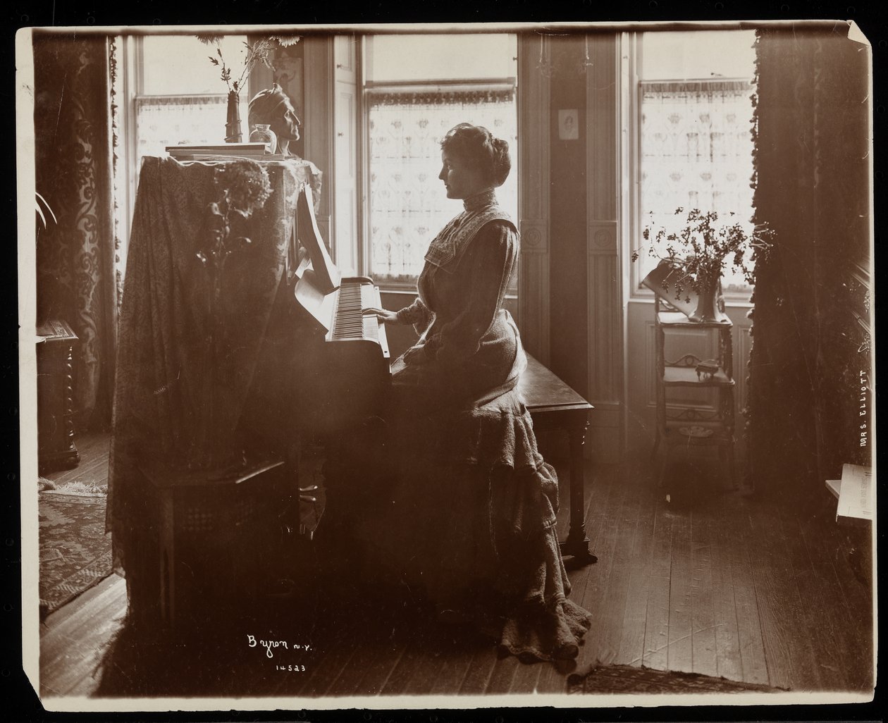 Muotokuva rouva Elliottista tai hänen naispuolisesta sukulaisestaan soittamassa pianoa, 1902 (hopeagelatiinivedos). tekijältä Byron Company