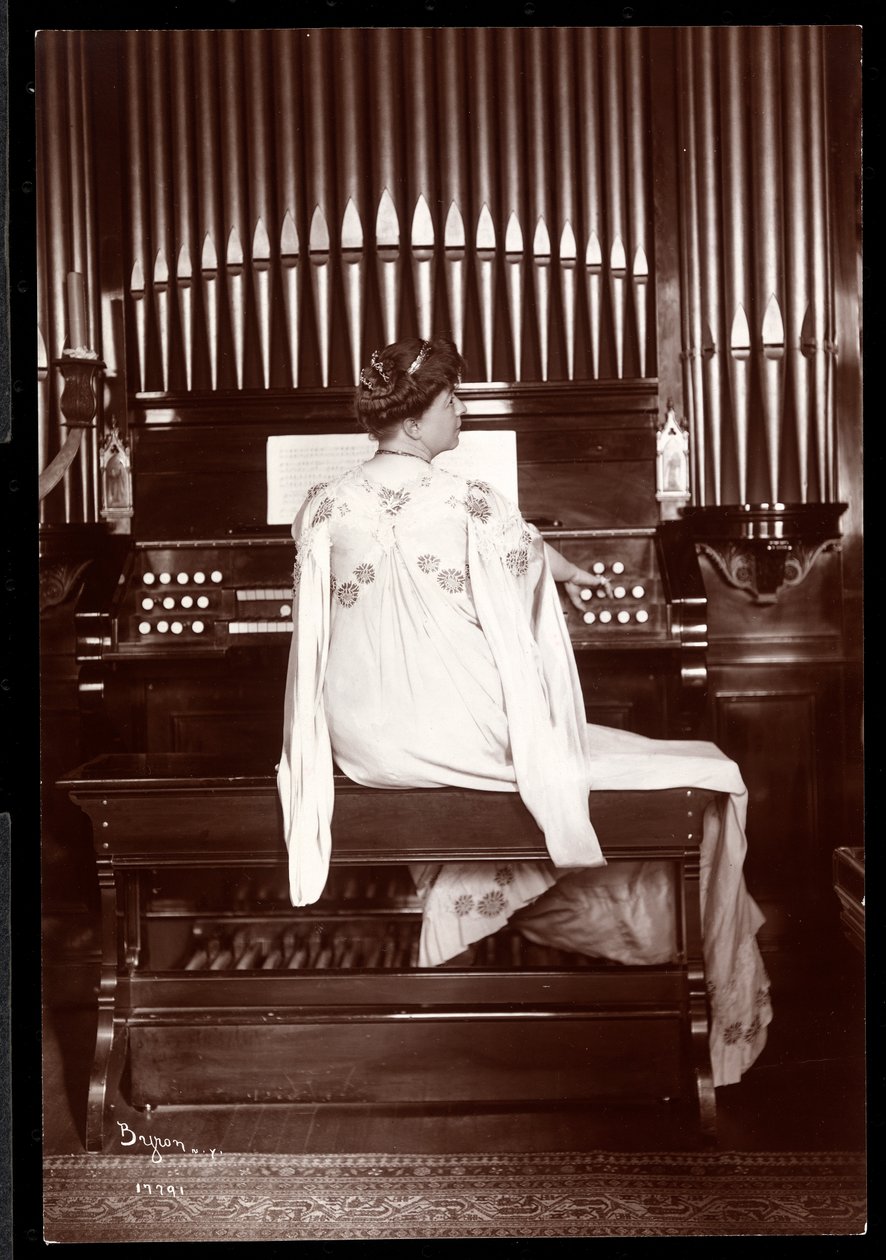 Rouva I. M. Clarkin muotokuva uruilla, 1904 (hopeagelatiiniprintti) tekijältä Byron Company
