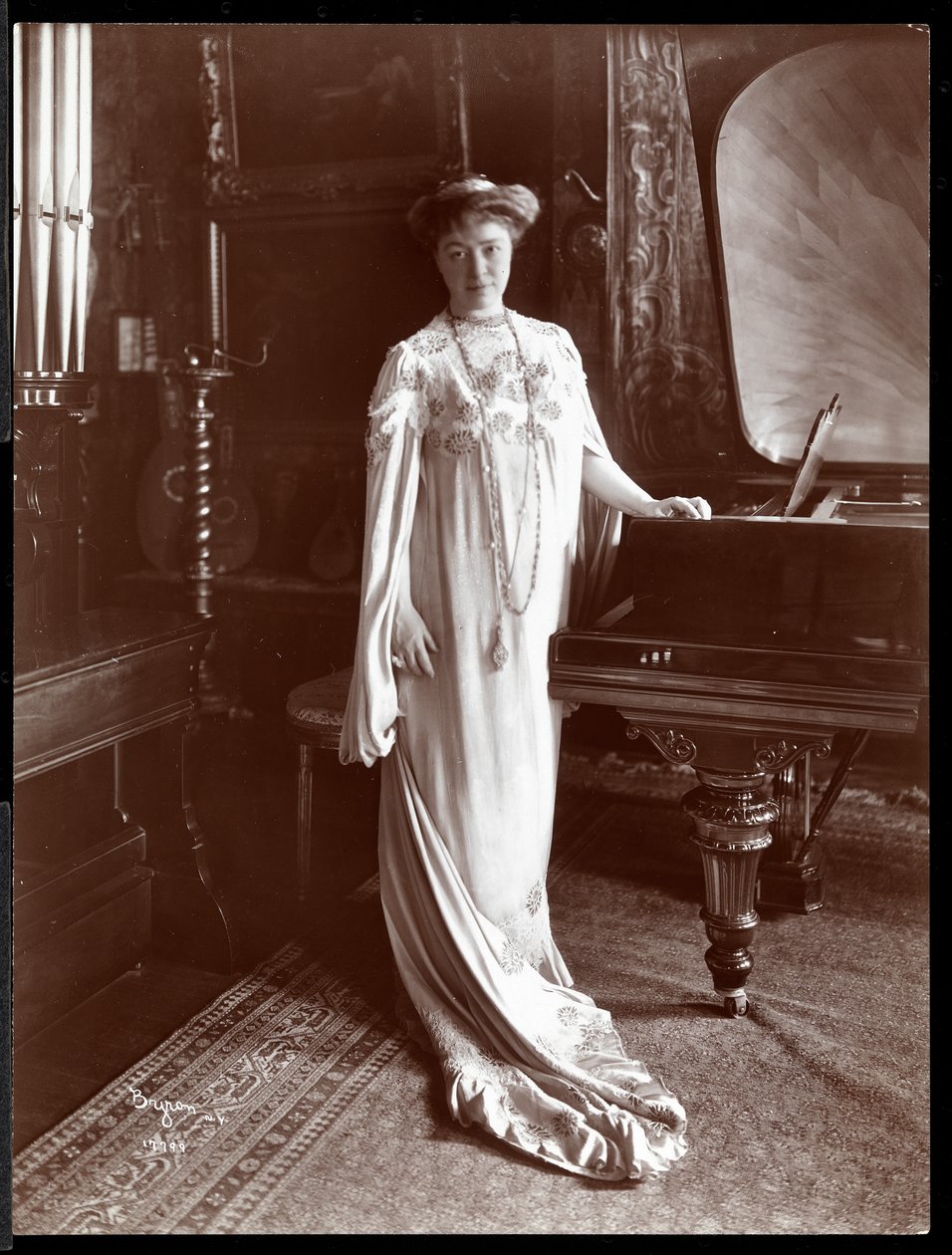 Muotokuva rouva I. M. Clarkista seisomassa pianon ääressä, 1904 (hopeagelatiiniprintti) tekijältä Byron Company