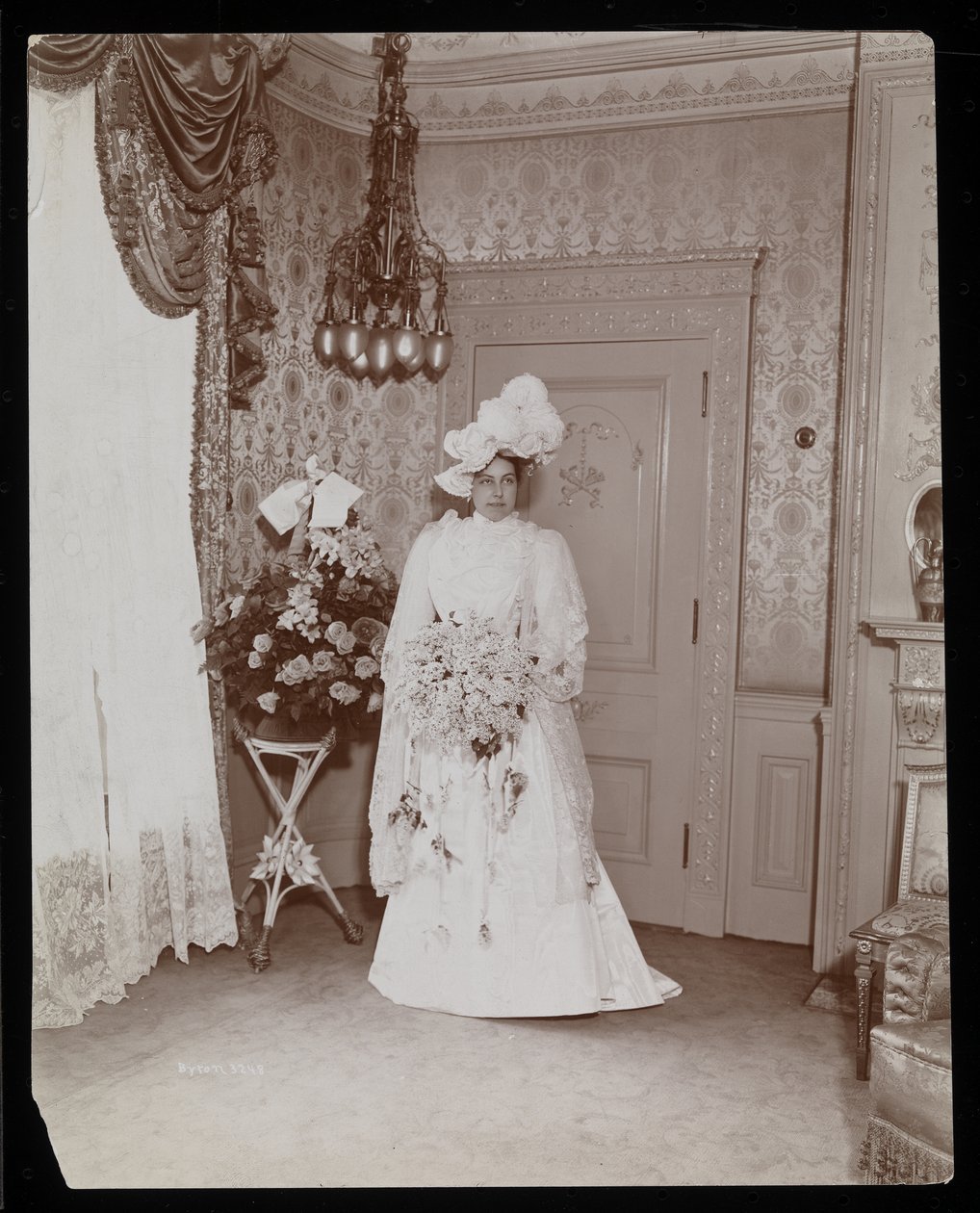 Muotokuva rouva Taylorista "Ratsastaja ja kuljettaja" seisomassa hääpuvussaan, New York, 1896-8 (hopeagelatiiniprintti) tekijältä Byron Company