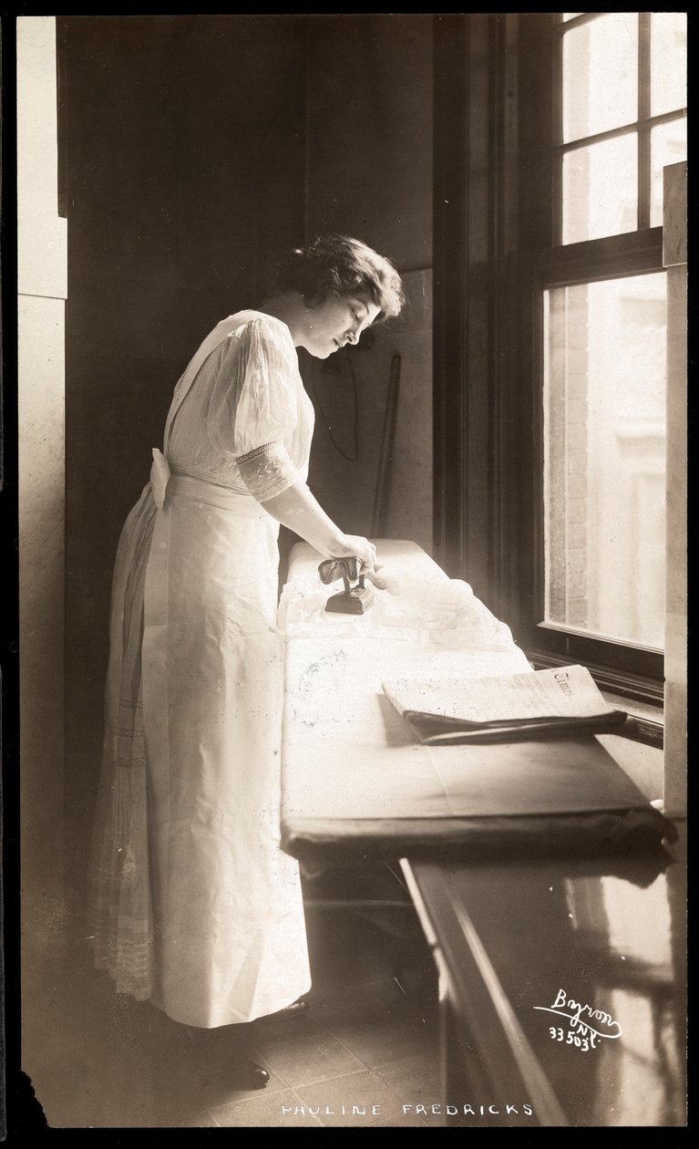 Pauline Frederickin muotokuva, n. 1914 (hopeagelatiiniprintti) tekijältä Byron Company