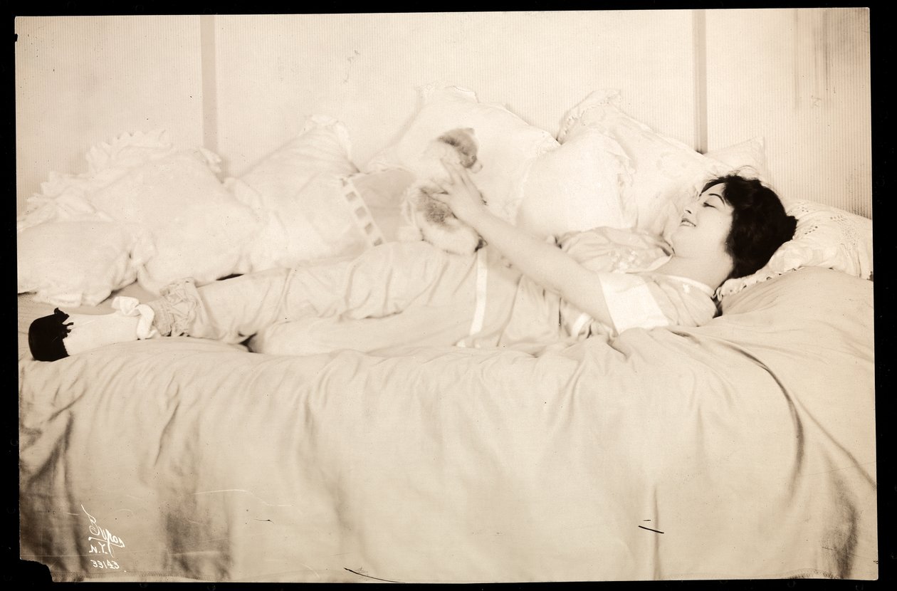 Muotokuva Pauline Frederickistä, noin 1914 (hopeagelatiinipaino). tekijältä Byron Company