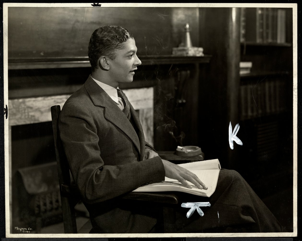 Muotokuva sokeasta afroamerikkalaisesta miehestä lukemassa pistekirjoitusta New York Association for the Blindissa, 111 East 59th Street, New York, 1935 (hopeagelatiiniprintti) tekijältä Byron Company
