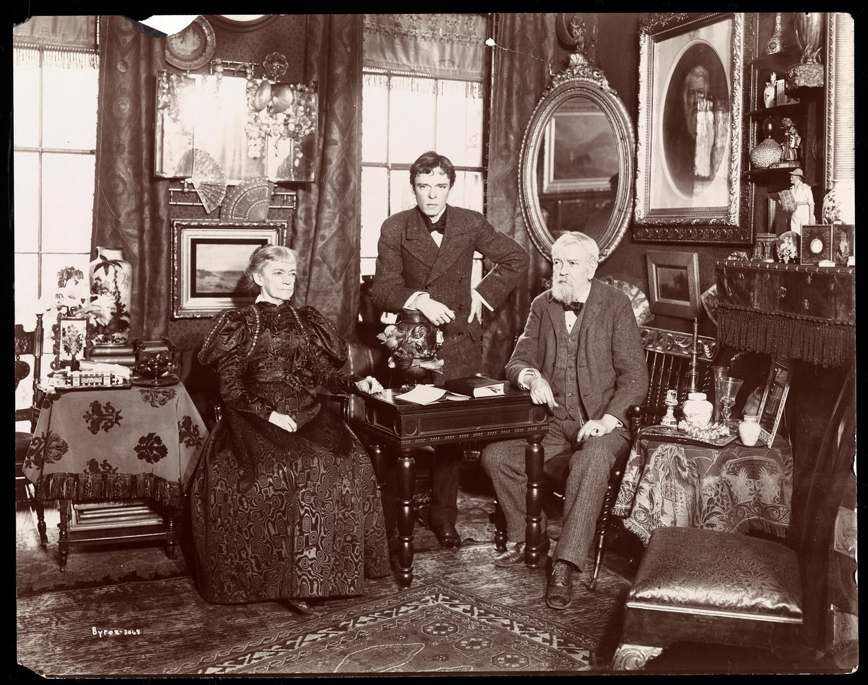 Muotokuva kirjailijasta Lorimer Stoddardista vaimonsa ja poikansa kanssa, New York, 1896-8 (hopeagelatiiniprintti) tekijältä Byron Company