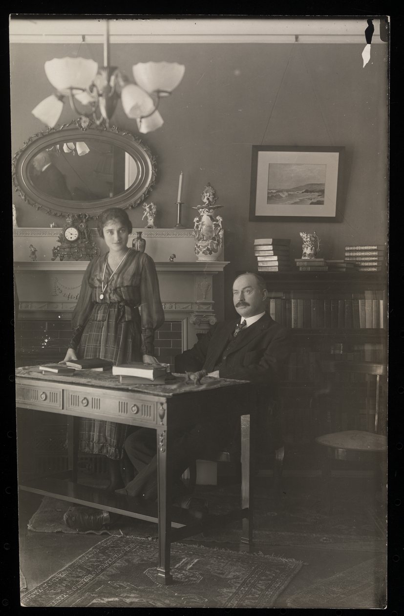 Muotokuva hammaslääkäri tohtori Gibsonista ja naisesta hänen asunnossaan, n. 1905 (hopeagelatiiniprintti) tekijältä Byron Company