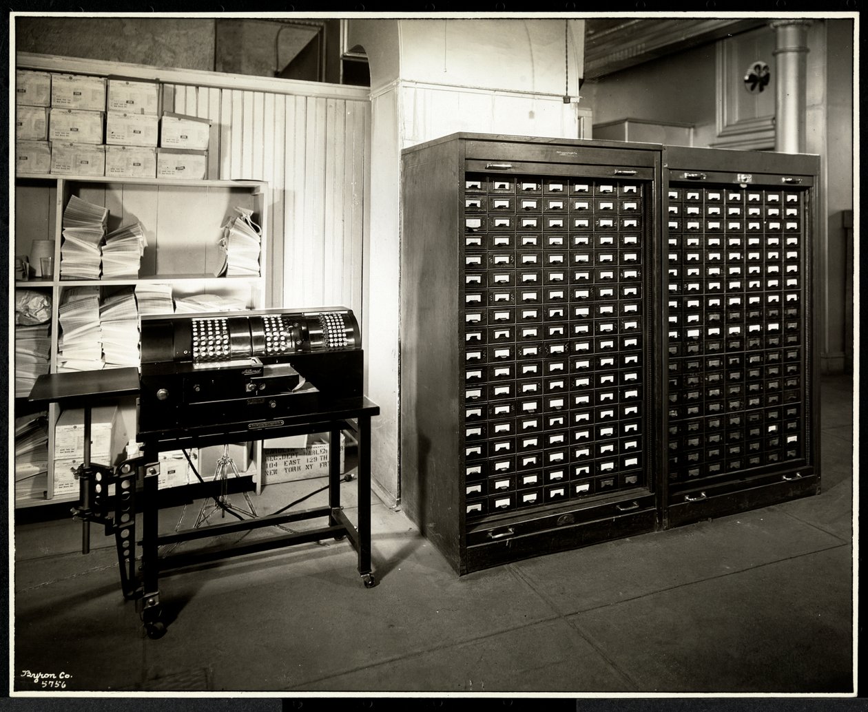 Mahdollisesti lisäyskone ja arkistokaappi pienillä laatikoilla Carolyn Laundryn toimistossa osoitteessa 111 East 128th Street, East Harlem, New York, 1929 (hopeagelatiiniprintti) tekijältä Byron Company
