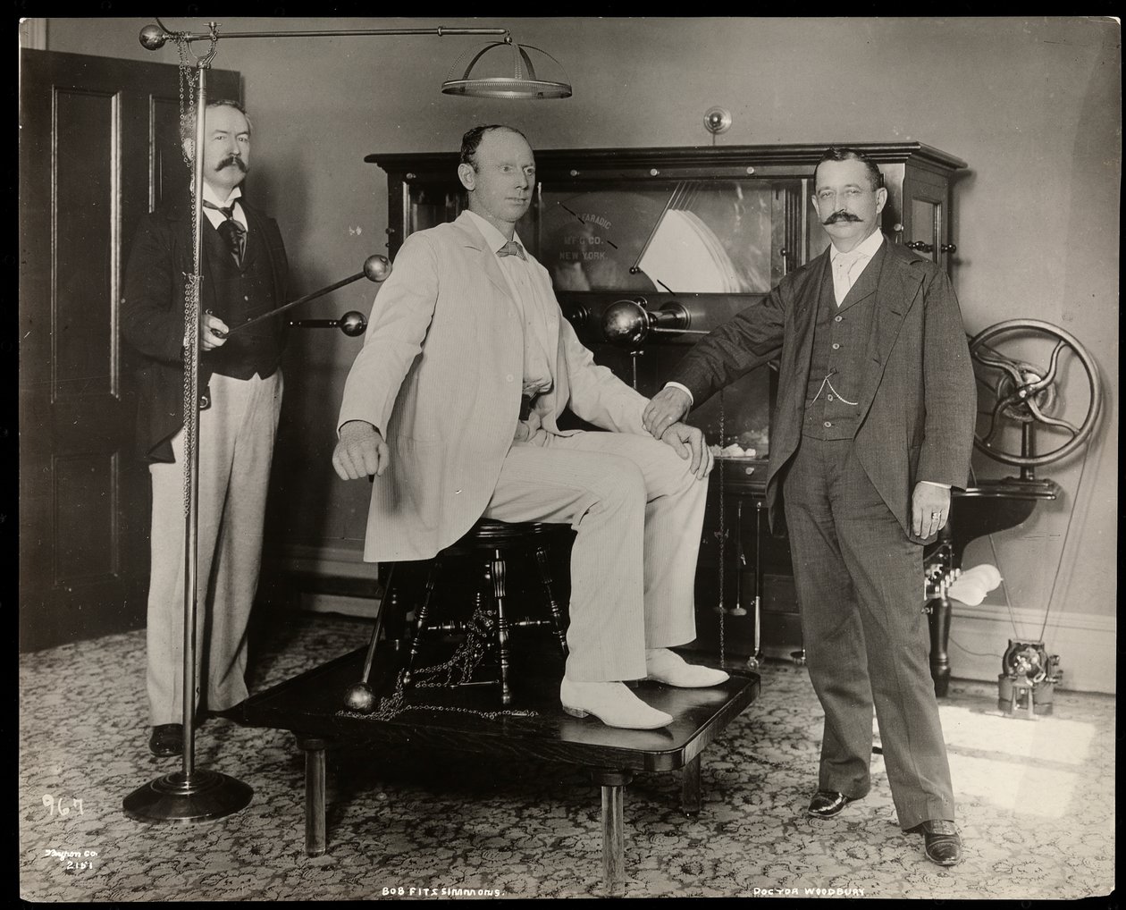 Palkintotaistelija Robert Prometheus Fitzsimmons Dr. Woodburyn toimistossa New Yorkissa, 1895 (hopeagelatiiniprintti) tekijältä Byron Company