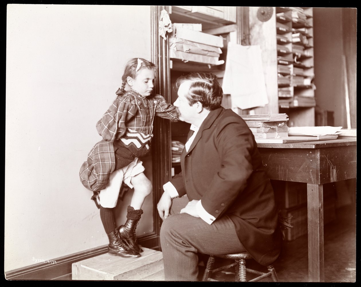 Professori Atkinson, englantilainen luunsetteri, nuoren naispotilaan kanssa, 1898 (hopeagelatiiniprintti) tekijältä Byron Company