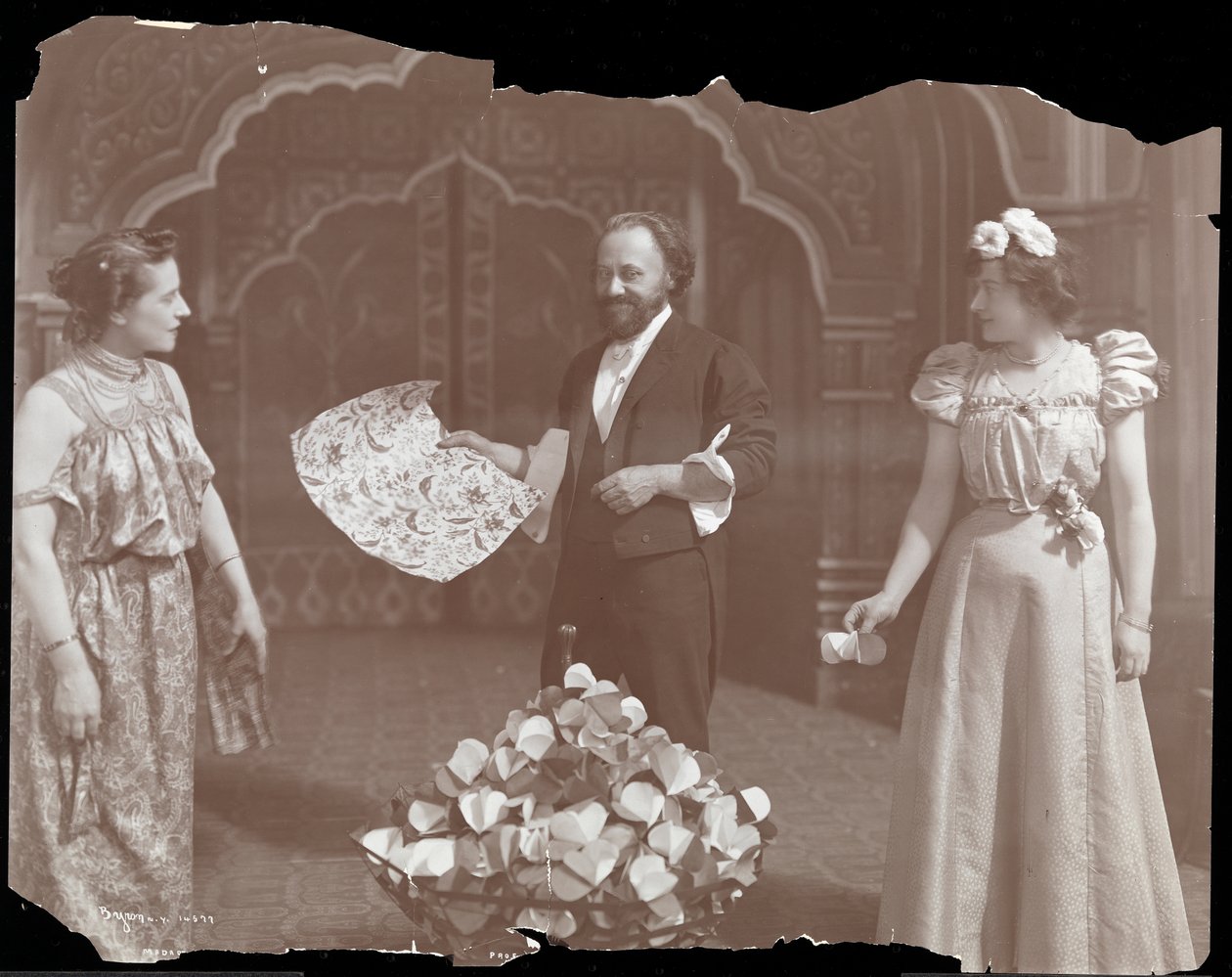Professori De Kolta näyttämöllä kahden naisen kanssa, 1902 (hopeagelatiinivedos). tekijältä Byron Company