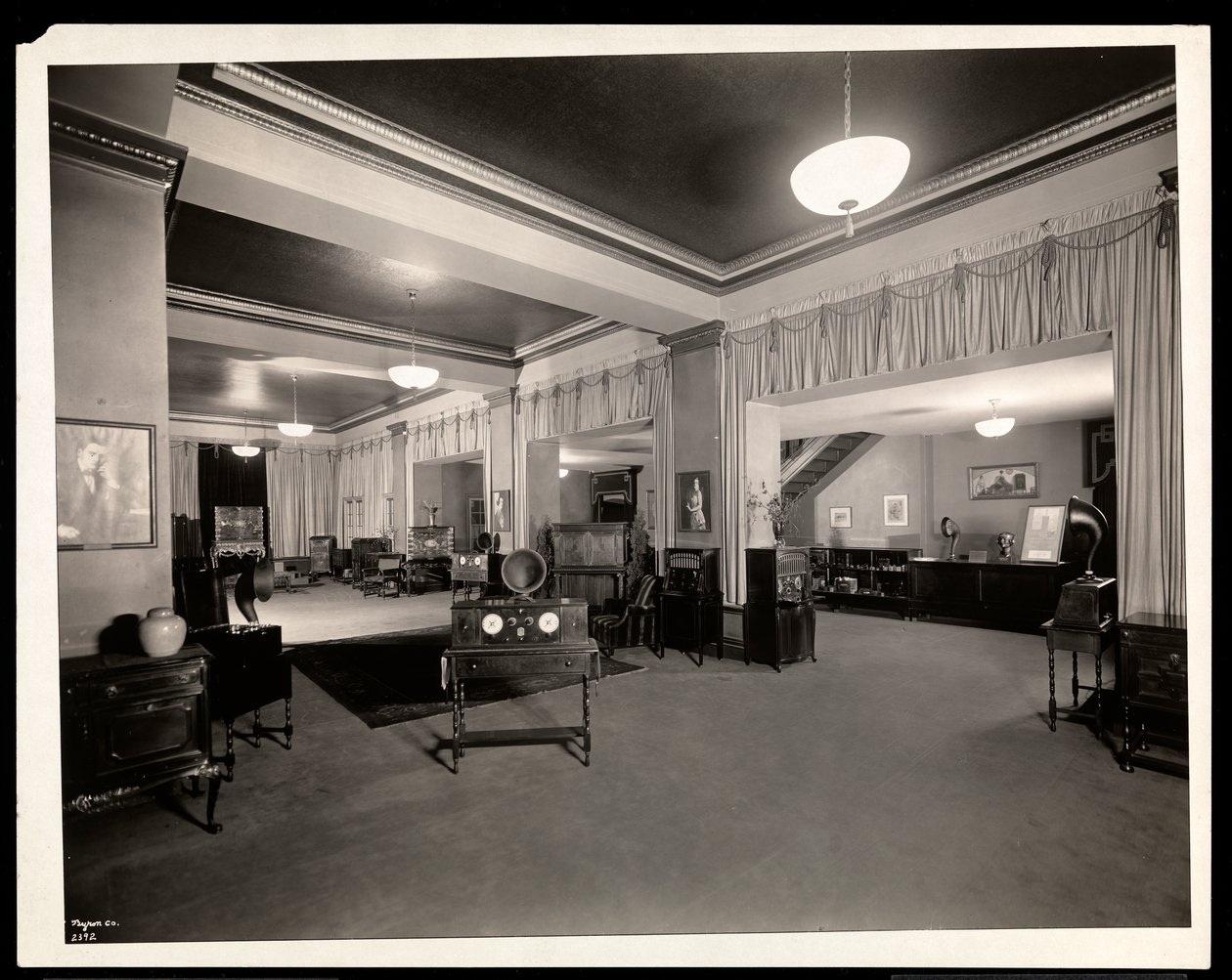 Radiolasit järjestetty Vocalion-myyntihuoneen lattialle Aeolian Companyssa, 29 West 42nd Street, New York, 1924 (hopeagelatiiniprintti) tekijältä Byron Company