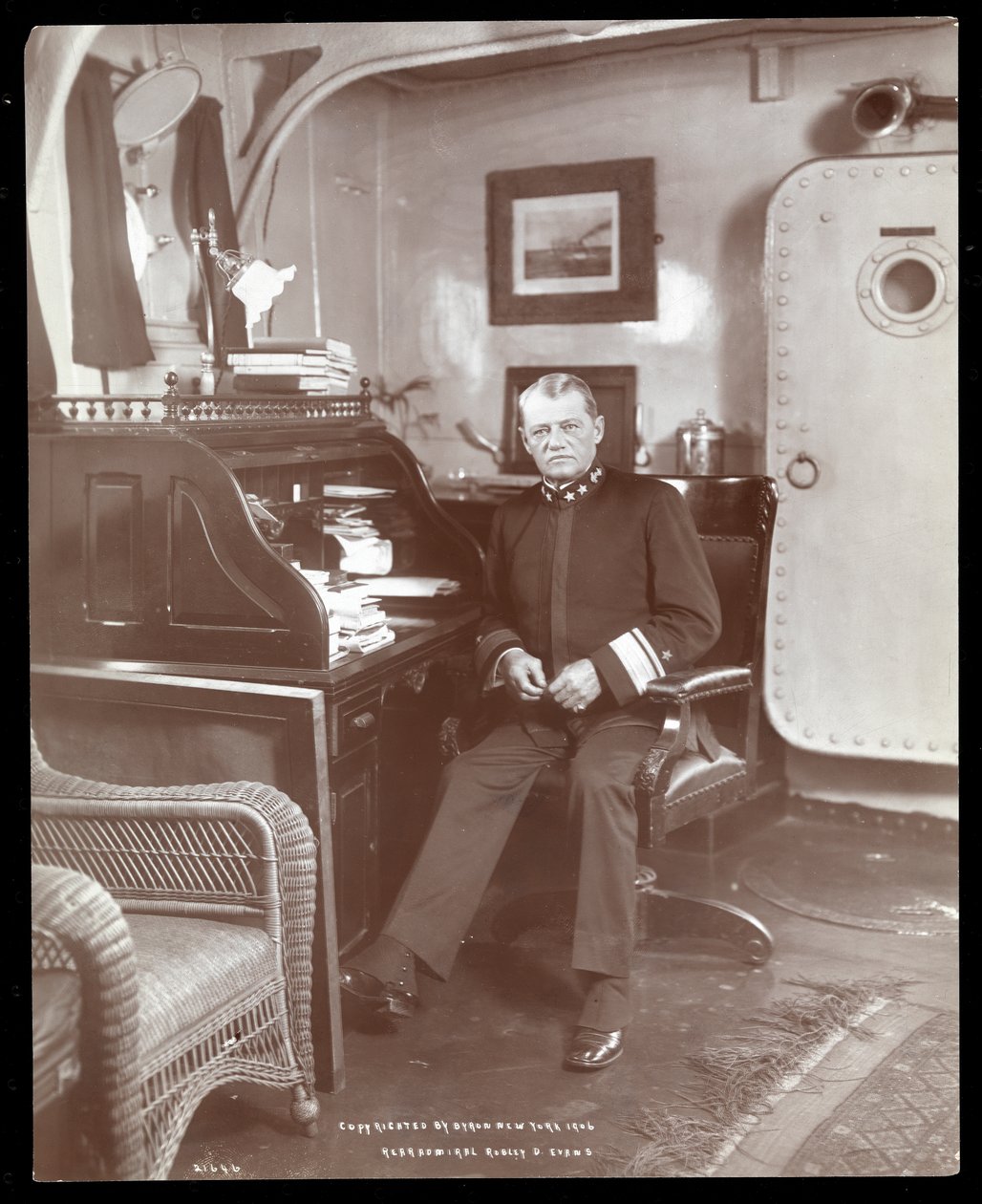 Kontra-amiraali Robley Dunglison Evans U.S.S. Maine, 1906 (hopeagelatiiniprintti) tekijältä Byron Company