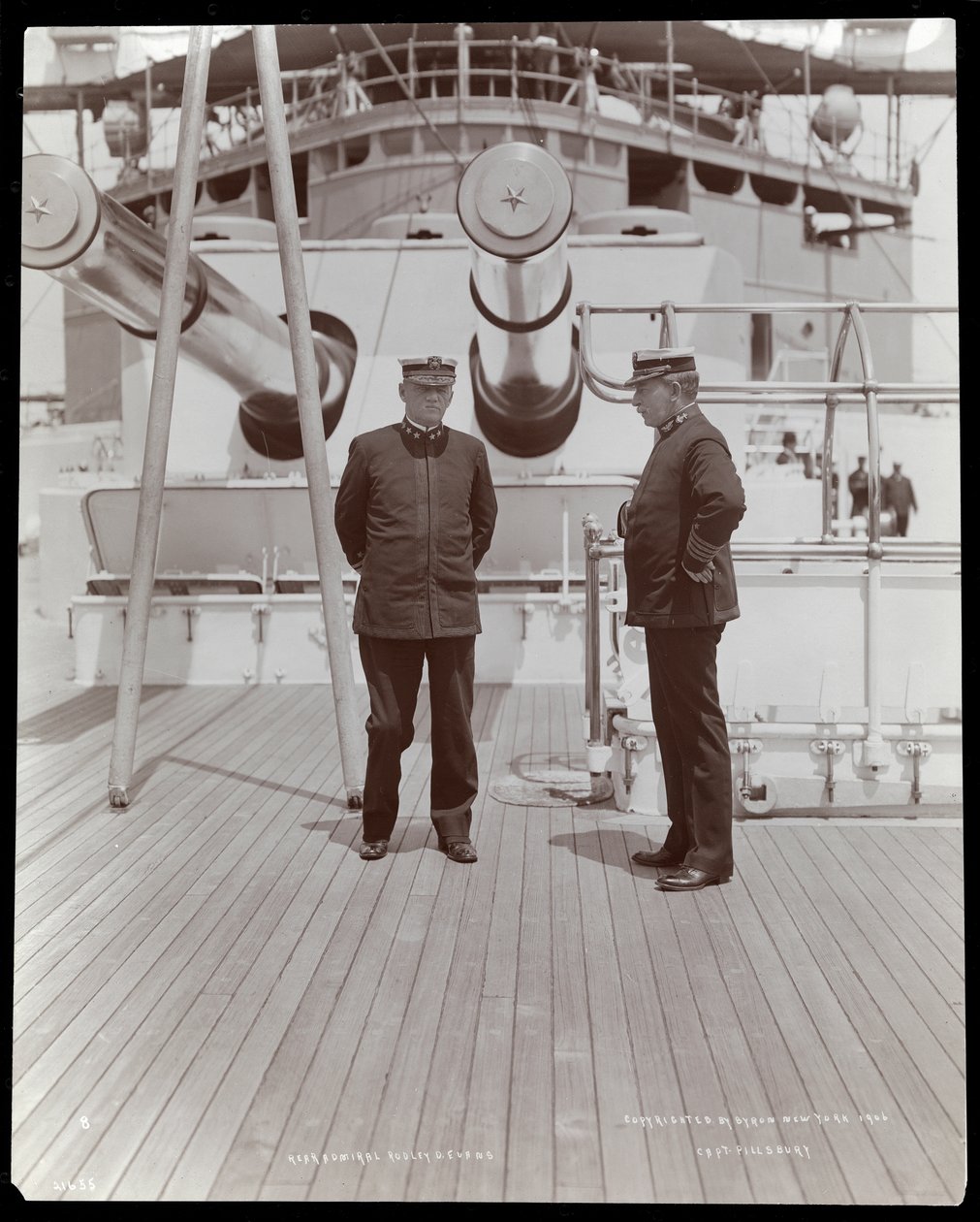 Kontra-amiraali Robley Dunglison Evans ja kapteeni John Elliott Pillsbury U.S.S.:n kannella Marine, 1906 (hopea gelatiiniprintti) tekijältä Byron Company