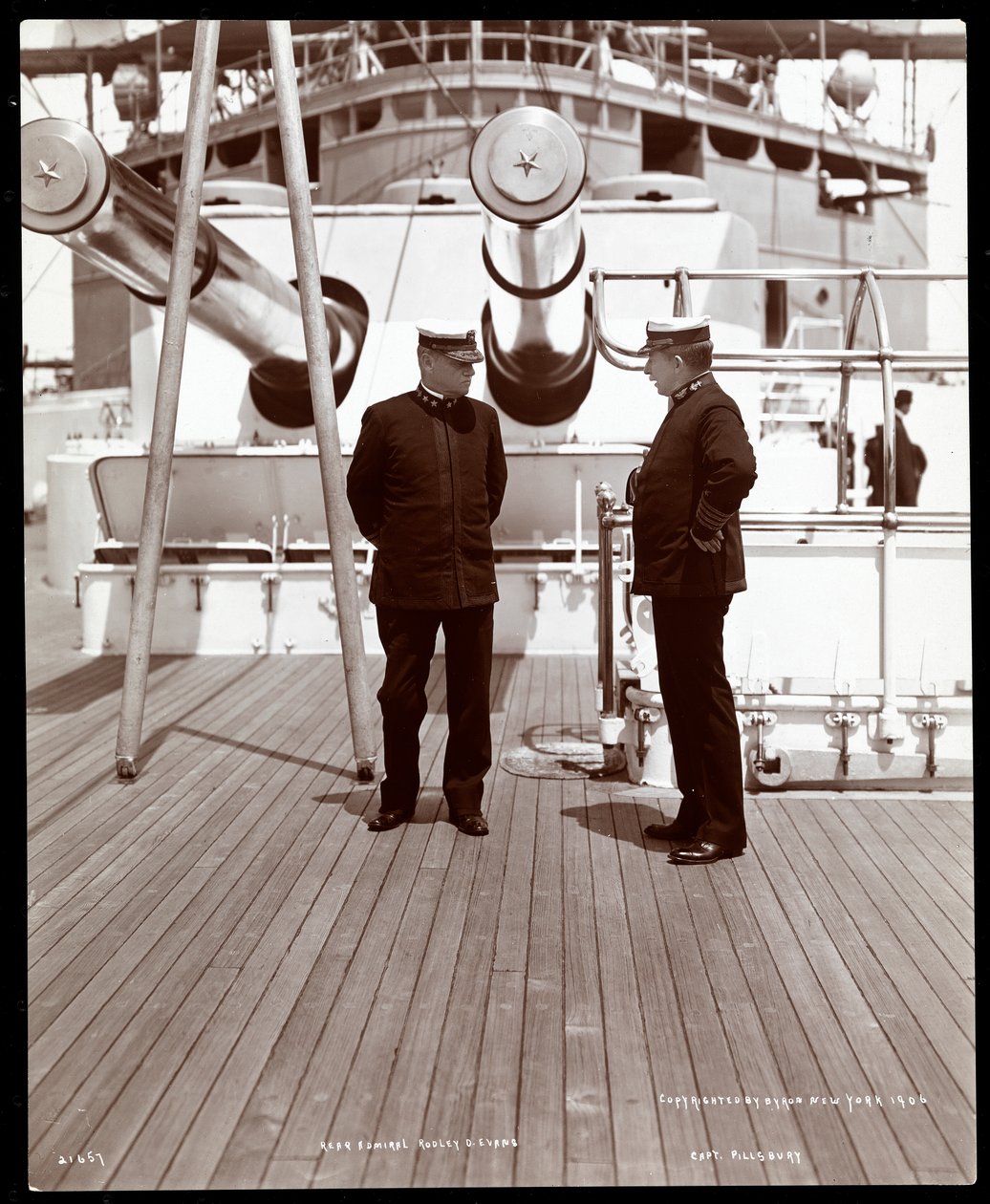 Kontra-amiraali Robley Dunglison Evans ja kapteeni John Elliott Pillsbury U.S.S.:n kannella Marine, 1906 (hopea gelatiiniprintti) tekijältä Byron Company