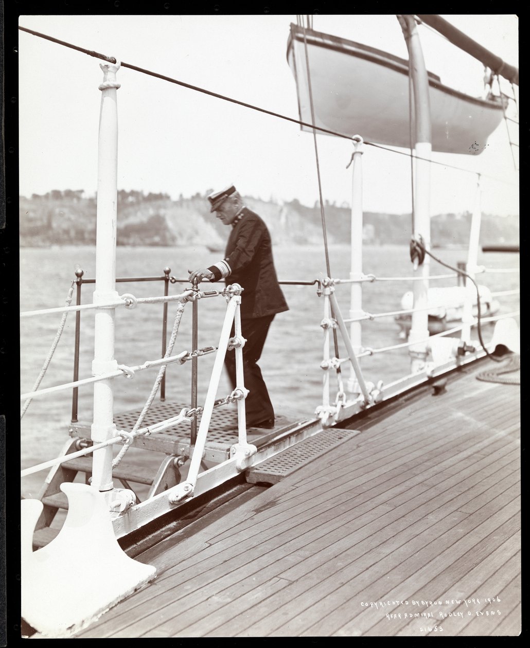 Kontra-amiraali Robley Dunglison Evans U.S.S.:n kannella Maine, 1906 (hopeagelatiiniprintti) tekijältä Byron Company