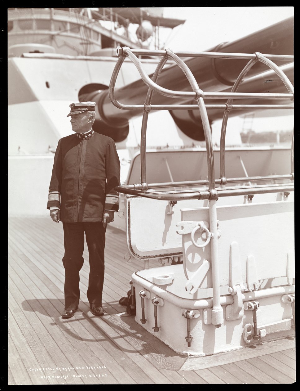 Kontra-amiraali Robley Dunglison Evans U.S.S.:n kannella Maine, 1906 (hopeagelatiiniprintti) tekijältä Byron Company
