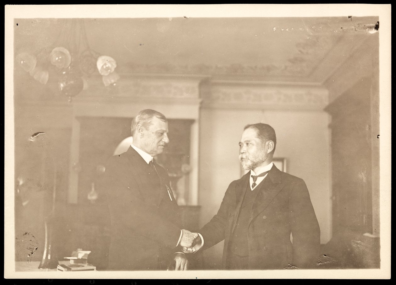 Kontra-amiraali Robley Dunglison Evans kättelee toista miestä, 1906 (hopeagelatiiniprintti) tekijältä Byron Company