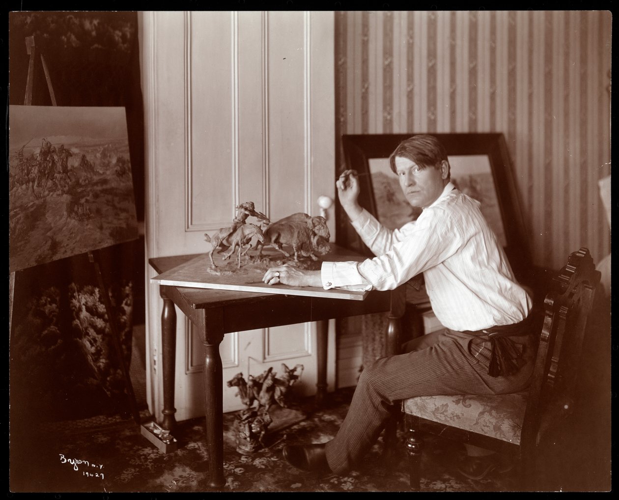 Russell the Cowboy Artist, 1905 (hopeagelatiiniprintti) tekijältä Byron Company