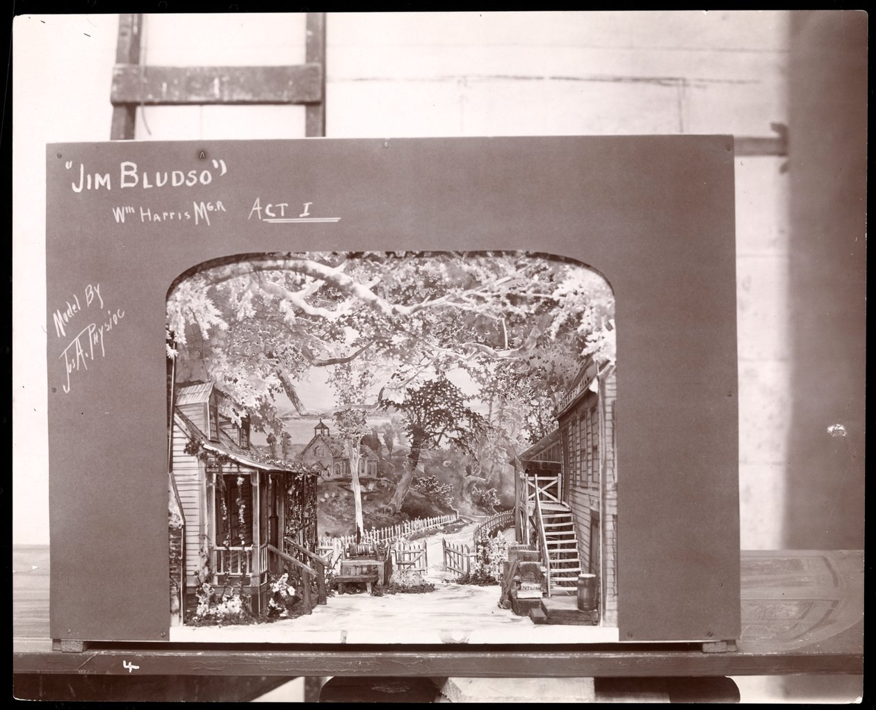 Sarjamalli, jonka mahdollisesti suunnitteli Joseph Physioc Ernest Grosin puolesta joko Rich and Harris -tuotantoon tai Sullivanin, Harrisin ja Woodsin tuotantoon I.N. Morrisin näytelmä "Jim Bludso", esillä tekijältä Byron Company