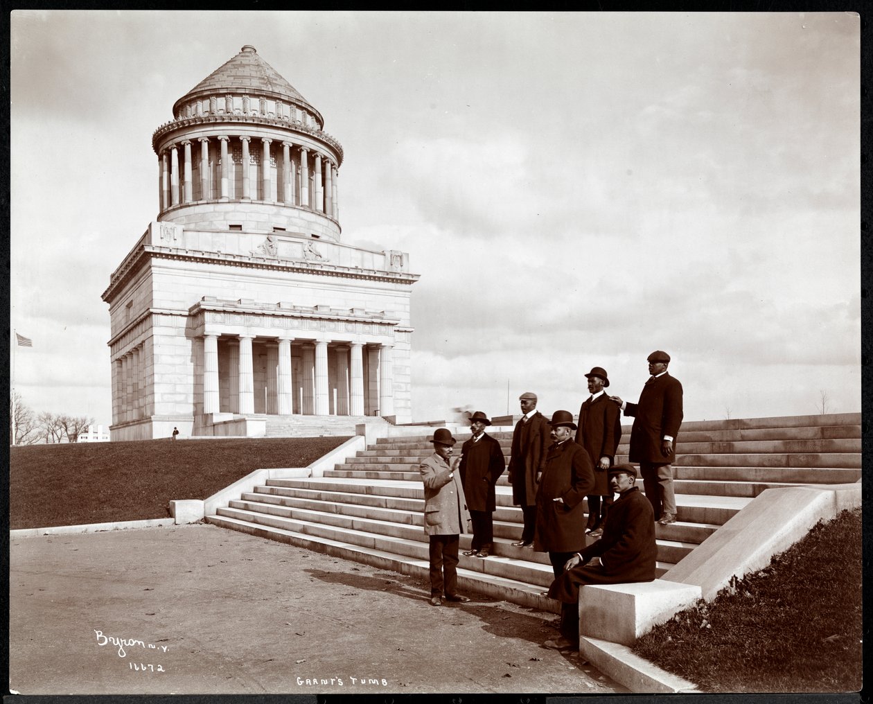 Seitsemän afroamerikkalaista miestä kävelemässä Grantin haudalta Riverside Drivella, New Yorkissa, 1903 (hopeagelatiiniprintti) tekijältä Byron Company