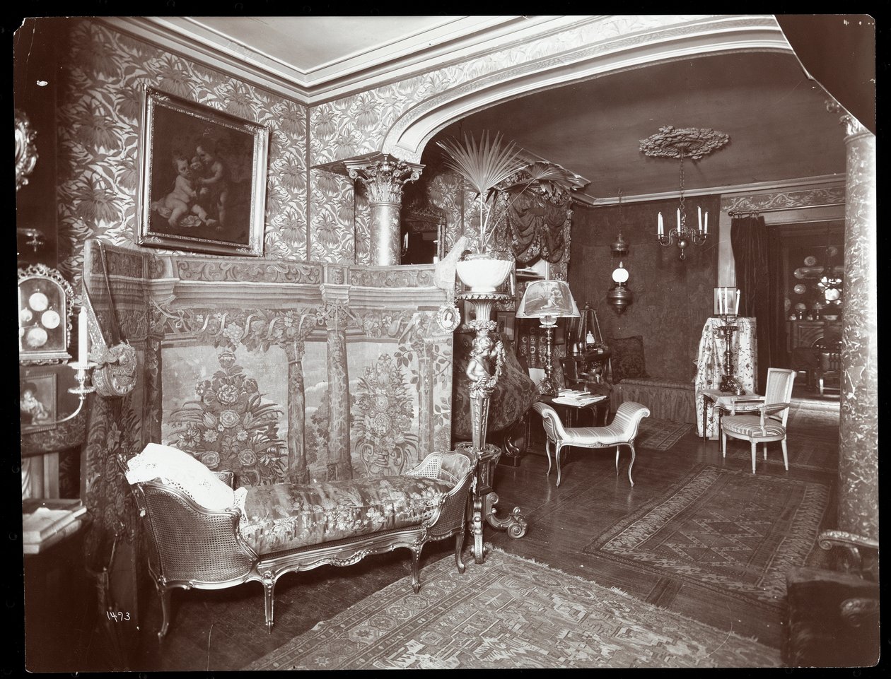 Olohuone Elsie de Wolfen asunnossa osoitteessa 122 East 17th Street, New York, 1895 tai 1896 (hopeagelatiiniprintti) tekijältä Byron Company